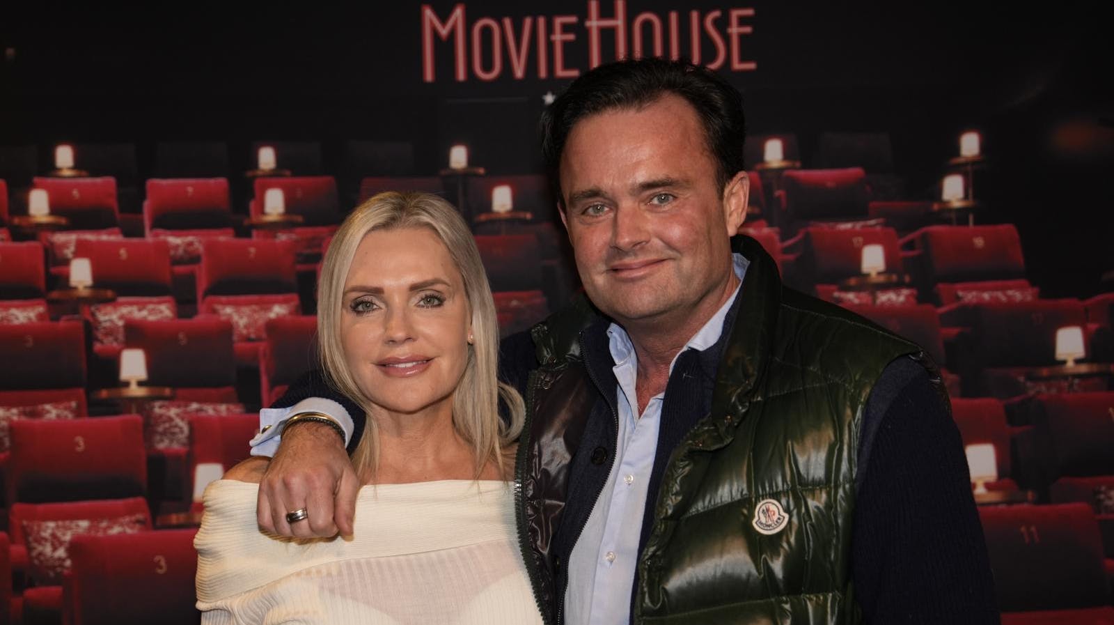 De kendte strømmer ind på den røde løber. Her ses den tidslige forsidefrue Janni Ree og hendes kæreste, Jeppe Stokholm.