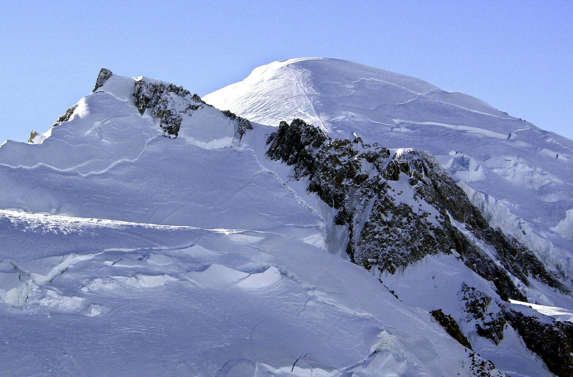 En 55-årig skiløber er død efter en kæmpe lavine har ramt populært skisportsområde i de franske alper.