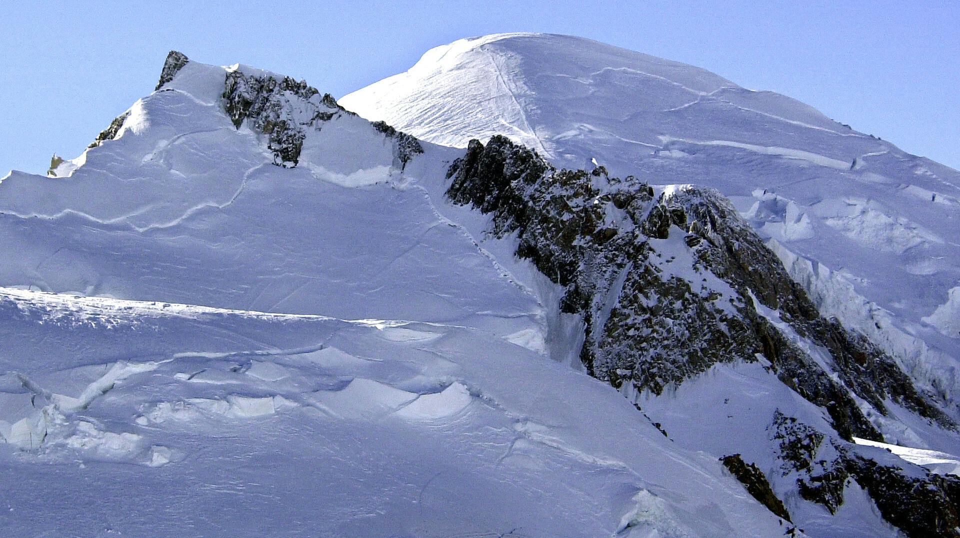 En 55-årig skiløber er død efter en kæmpe lavine har ramt populært skisportsområde i de franske alper.