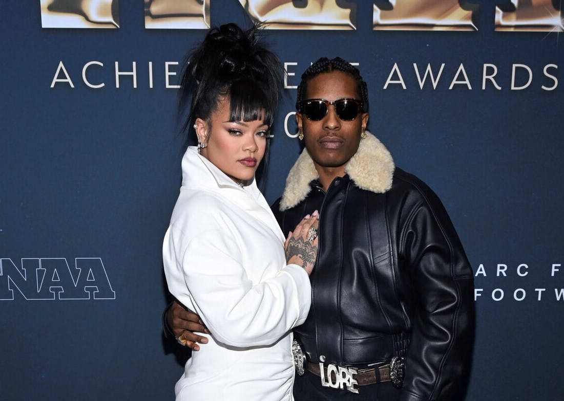 Rihanna og A$AP Rocky er i skrivende stund på pladserne i retssalen i Los Angeles, hvor sagen mod rapperen skal afgøres.