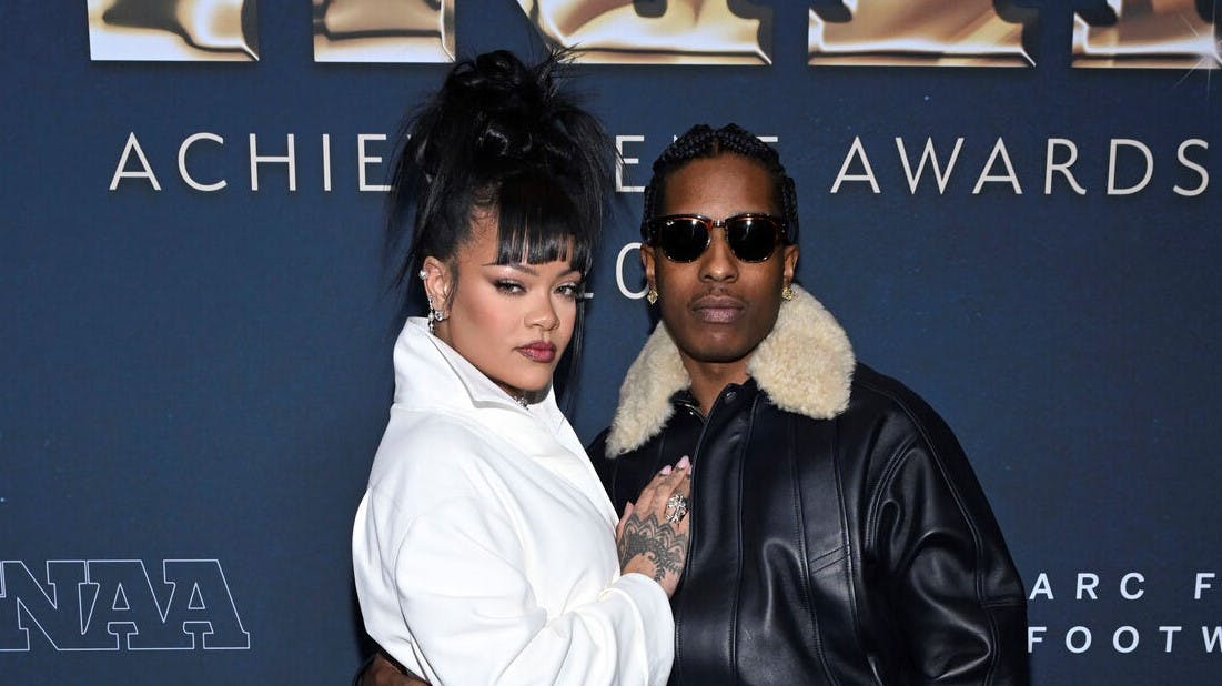 Rihanna og A$AP Rocky er i skrivende stund på pladserne i retssalen i Los Angeles, hvor sagen mod rapperen skal afgøres.