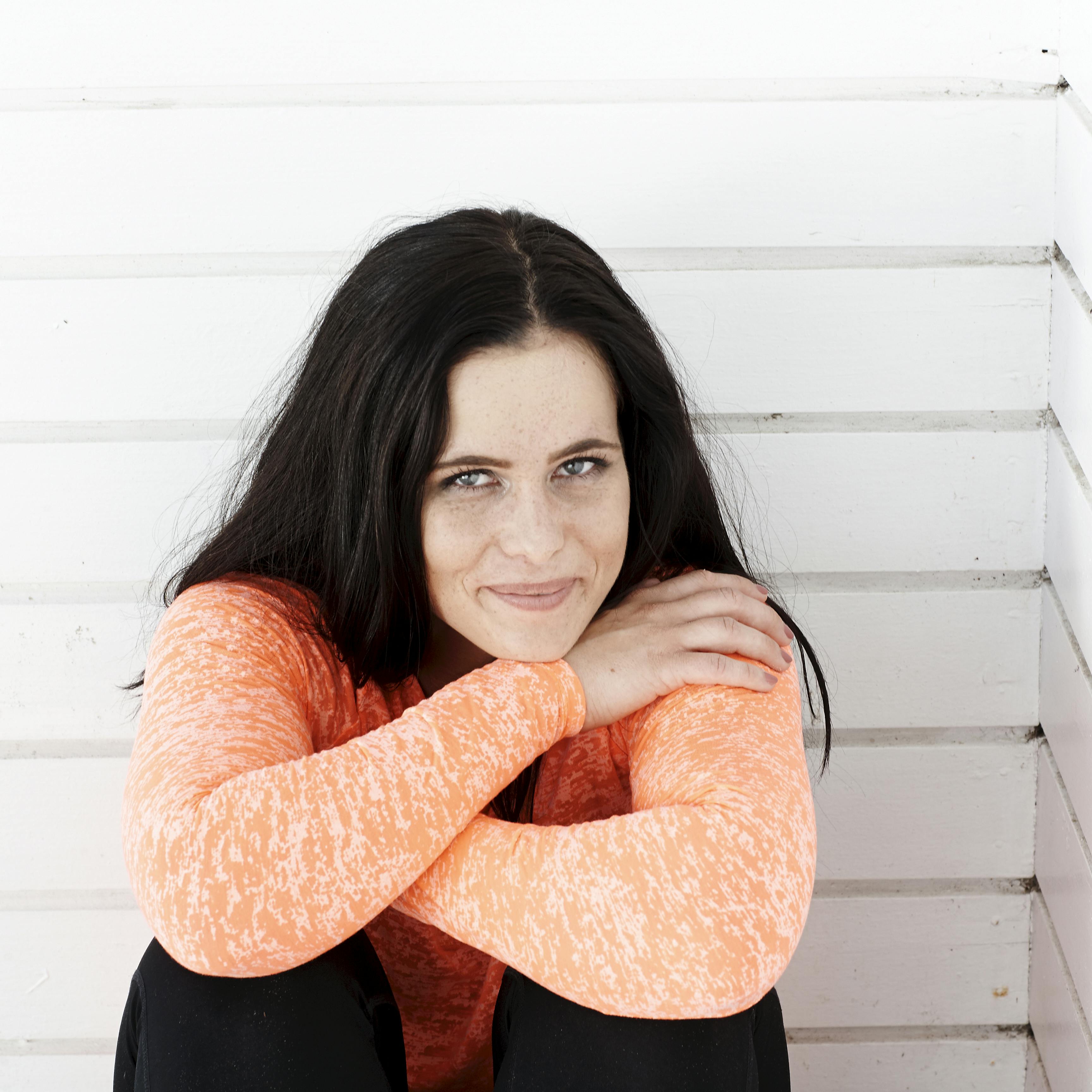 Sundhed. Mathilde Trobeck (HelseMathilde) er blogger og har lavet en ny sundhedsbog, der er fuld af sjov træning og skæve tips.
