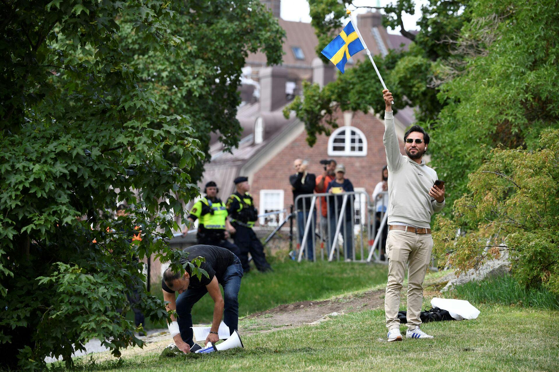 Her ses Salwan Momika (t.h.)) under en protest i 2023. Nu er han død.
