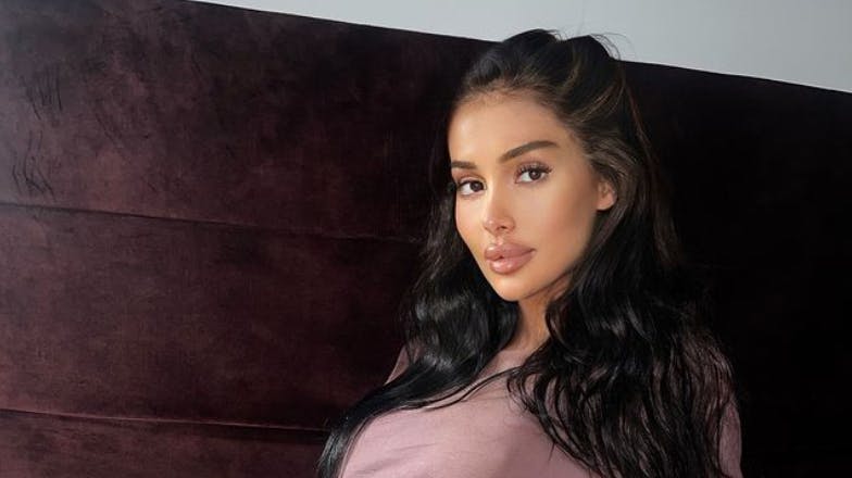 Den 30-årige mor og influencer var nytårsaften højgravid med sin søn Romeo, der for få dage siden gik bort. 