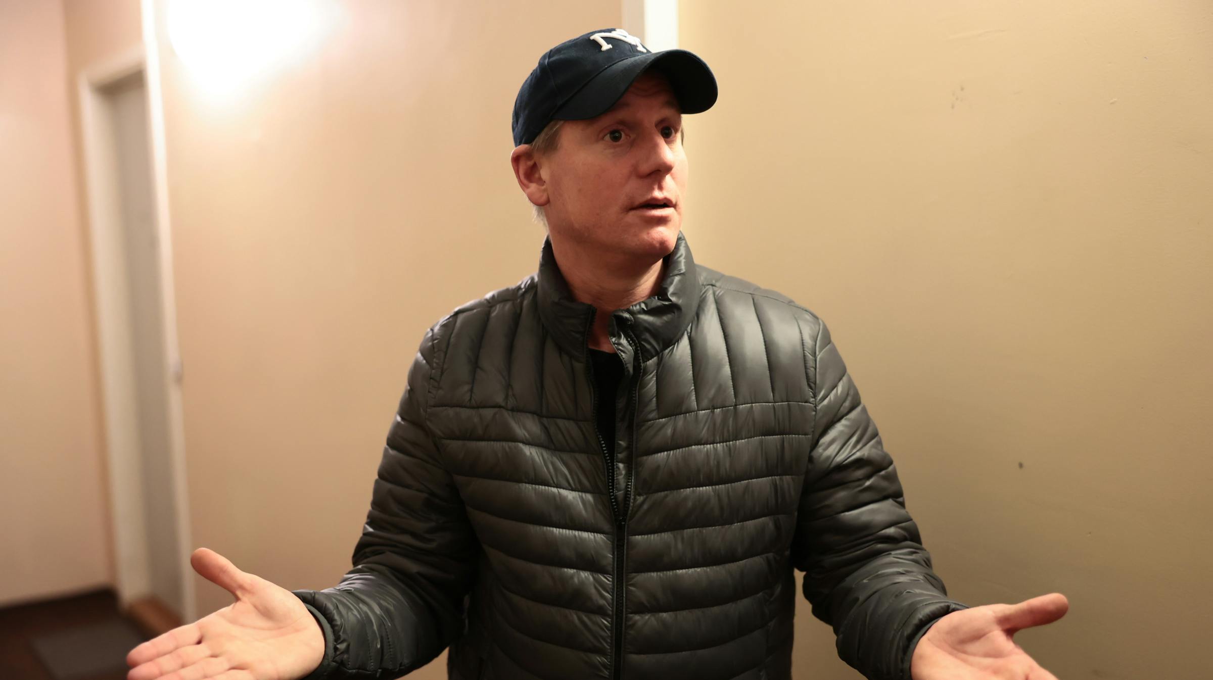 De andre indsatte i fængslet genkendte hurtigt Robert Hansen og råbte til ham igennem vinduerne fra deres celler, når han var på gårdtur.