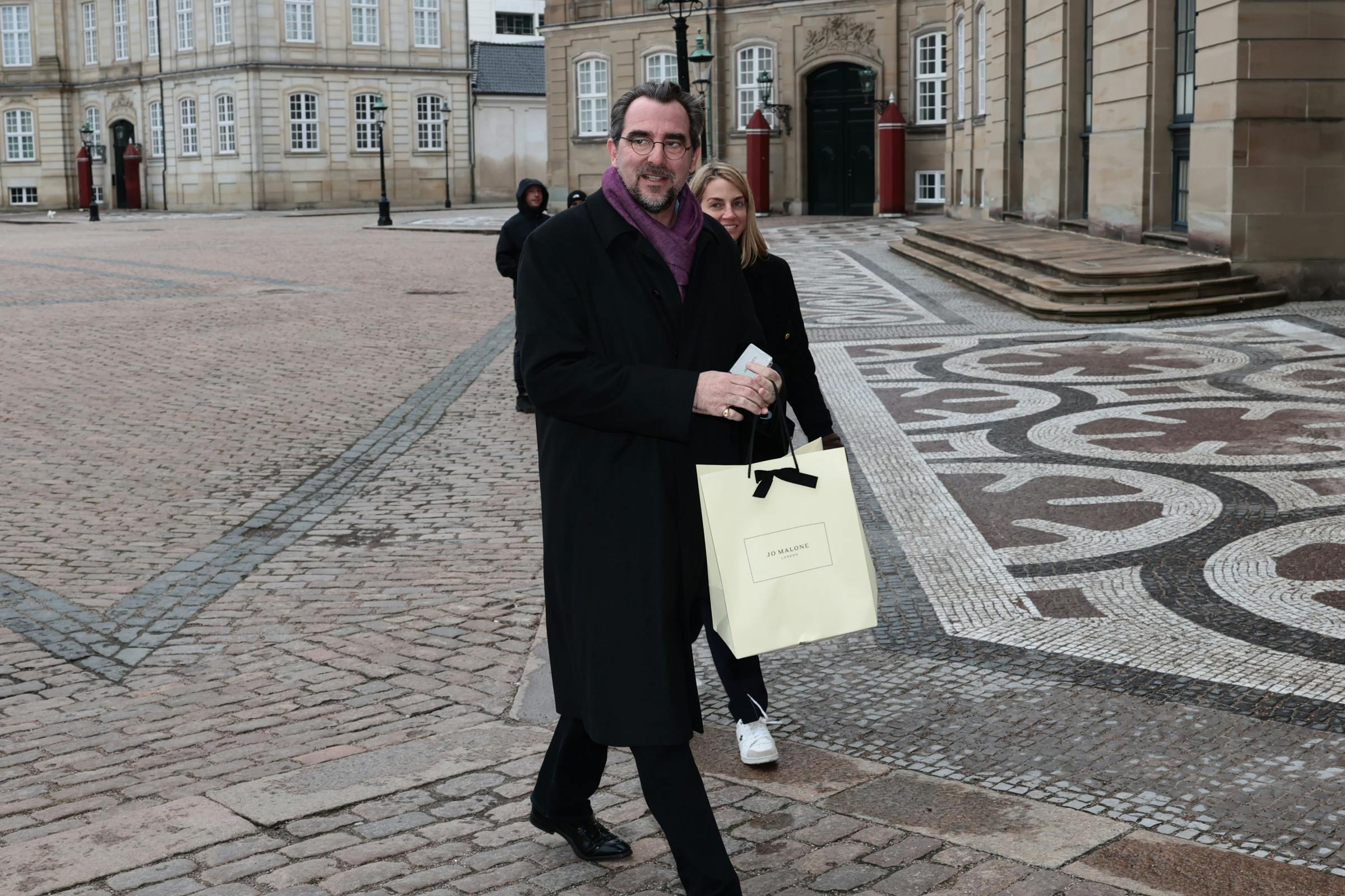 Pludselig stod prins Nikolaos og Chrysí Vardinogianni ude foran Amalienborg.