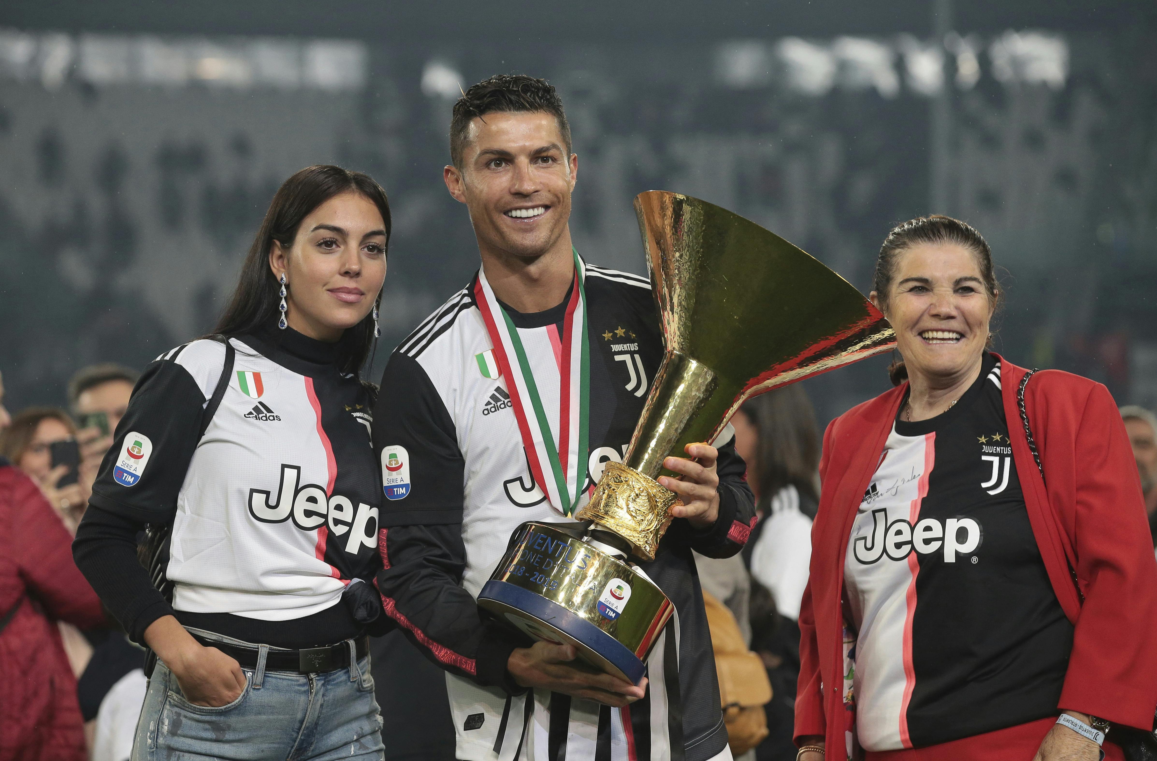 Cristiano Ronaldo med sin kæreste og sin mor i Juventus-tøj