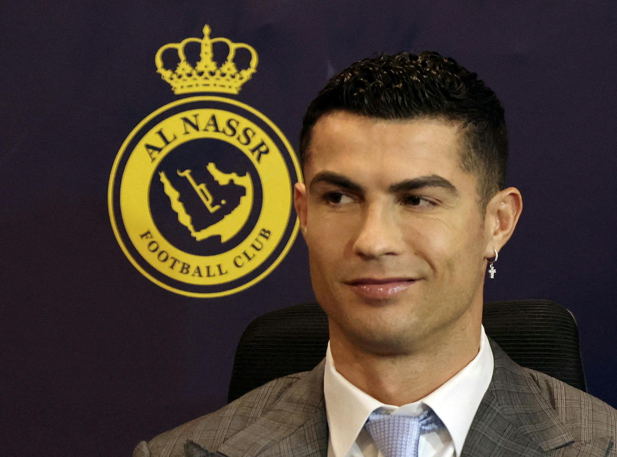 Cristiano Ronaldo foran et Al Nassr-logo