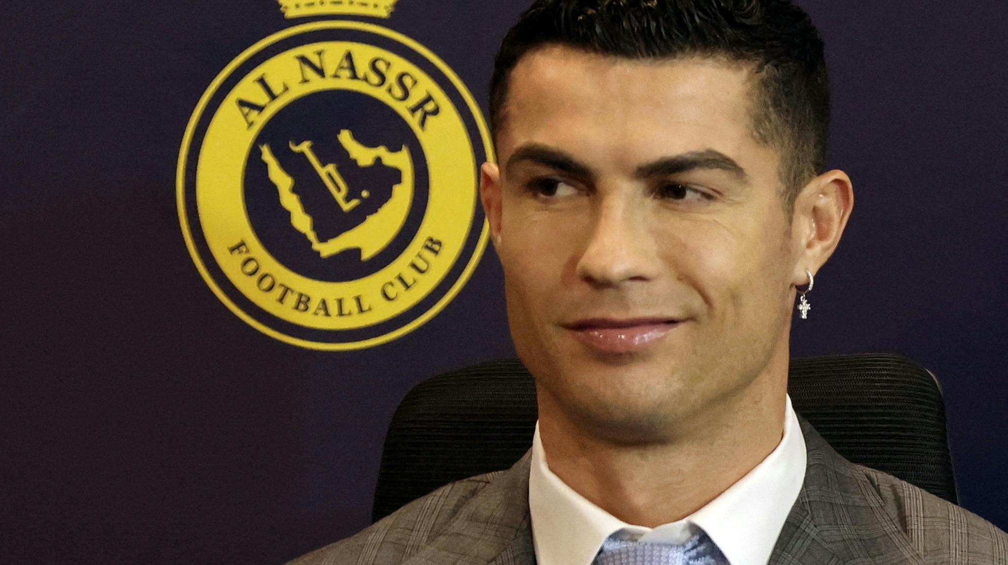Cristiano Ronaldo foran et Al Nassr-logo