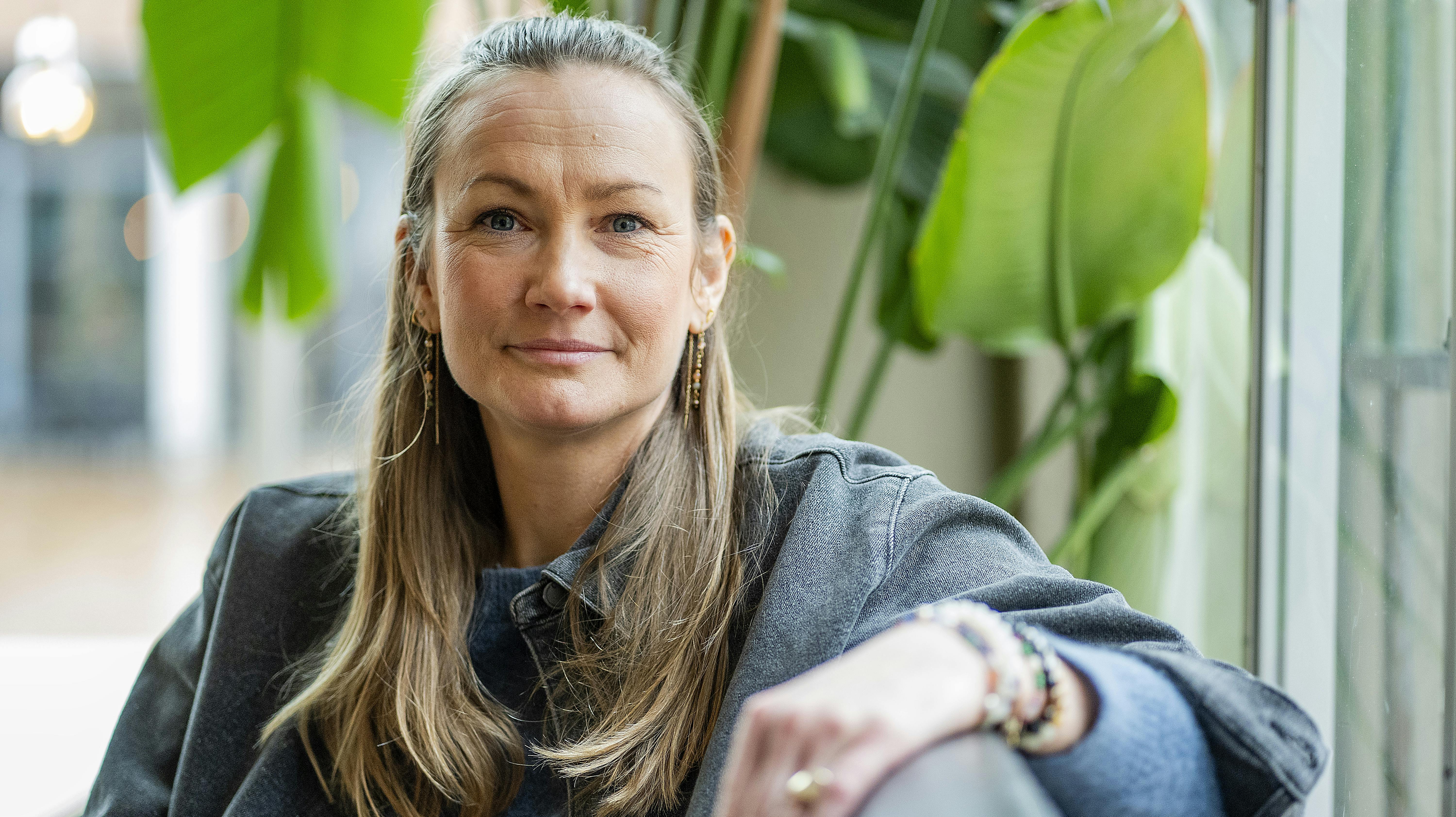 Sara Lygum støtter op om sin medvært.