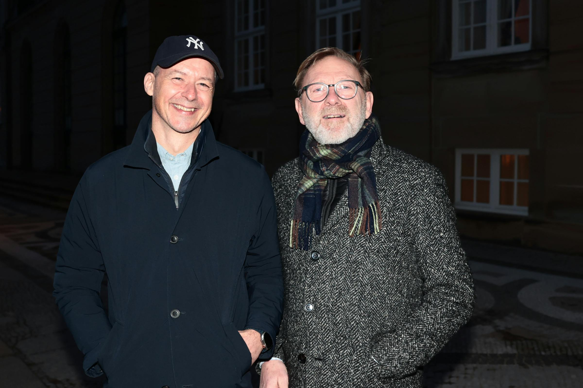 Journalisterne Mark Stokholm og Michael Dyrby på vej hjem fra fest.