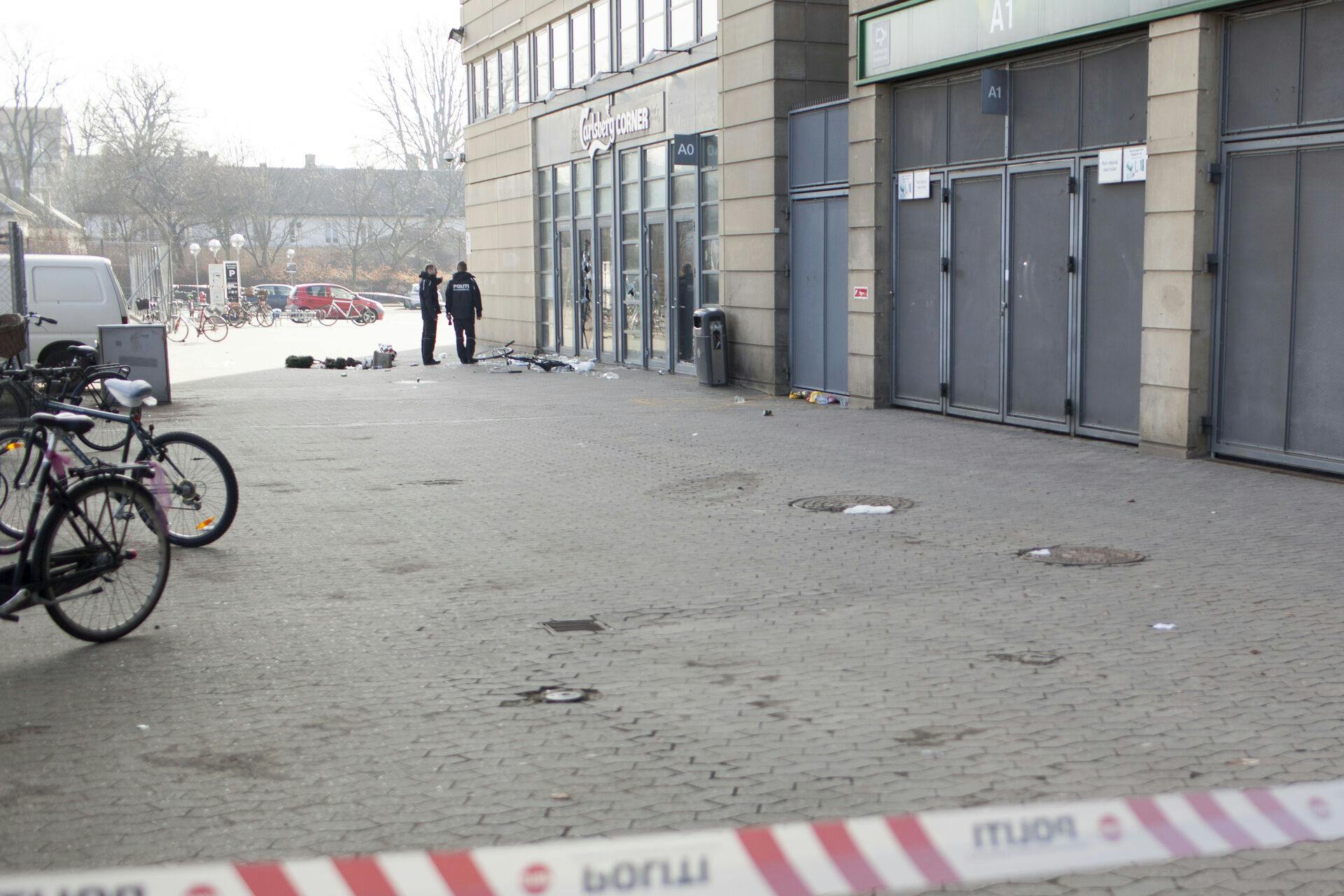 Natten til søndag d. 23 februar har der været slagsmål på værtshuset Lions and Barrels i Parken i København. tre blev stukket ned, 30 er anholdt og politiet måtte affyre varselsskud.Se Ritzau