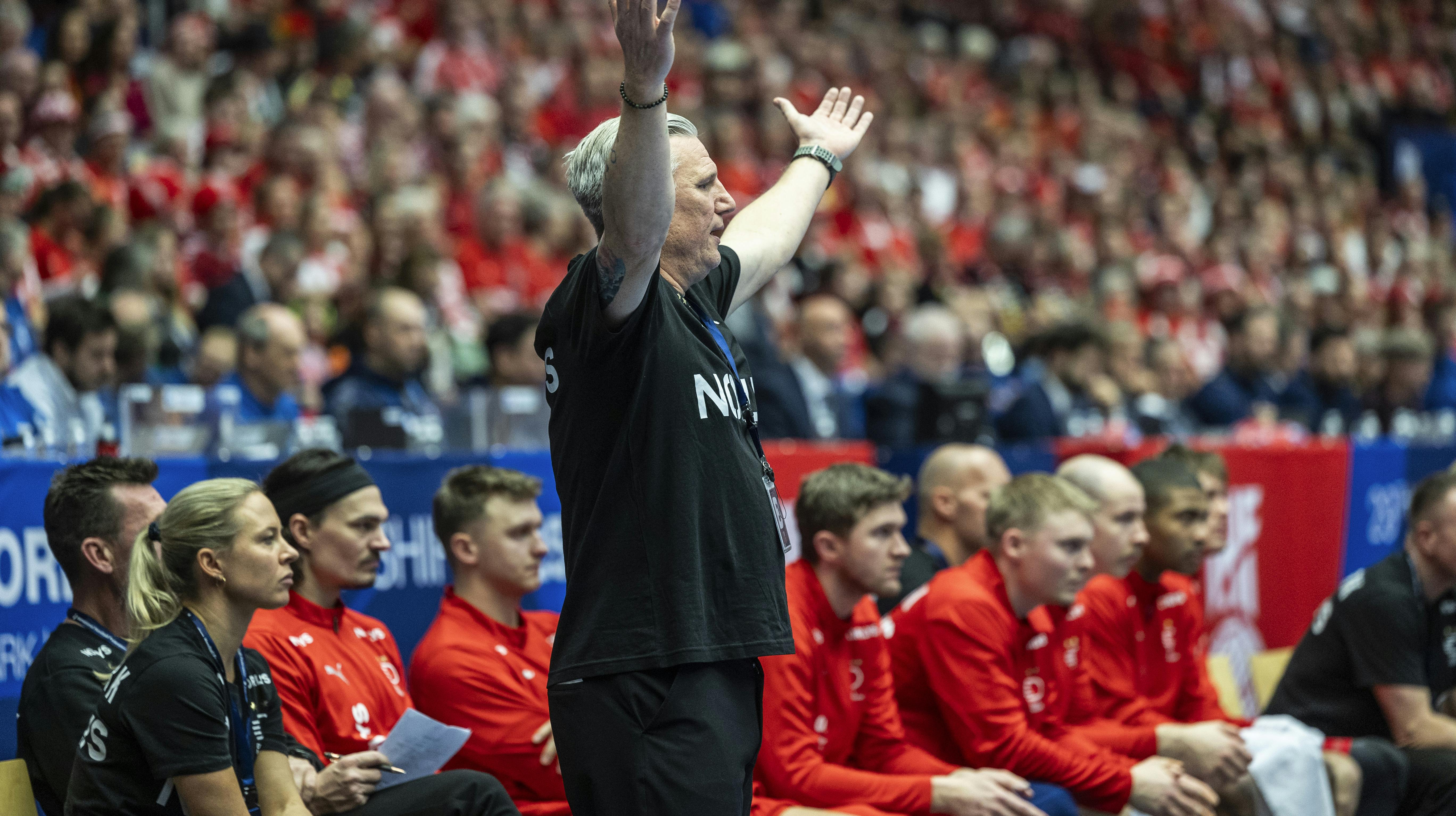 På trods af manglende søvn er Nikolaj Jacobsen fyr og flamme på bænken. 