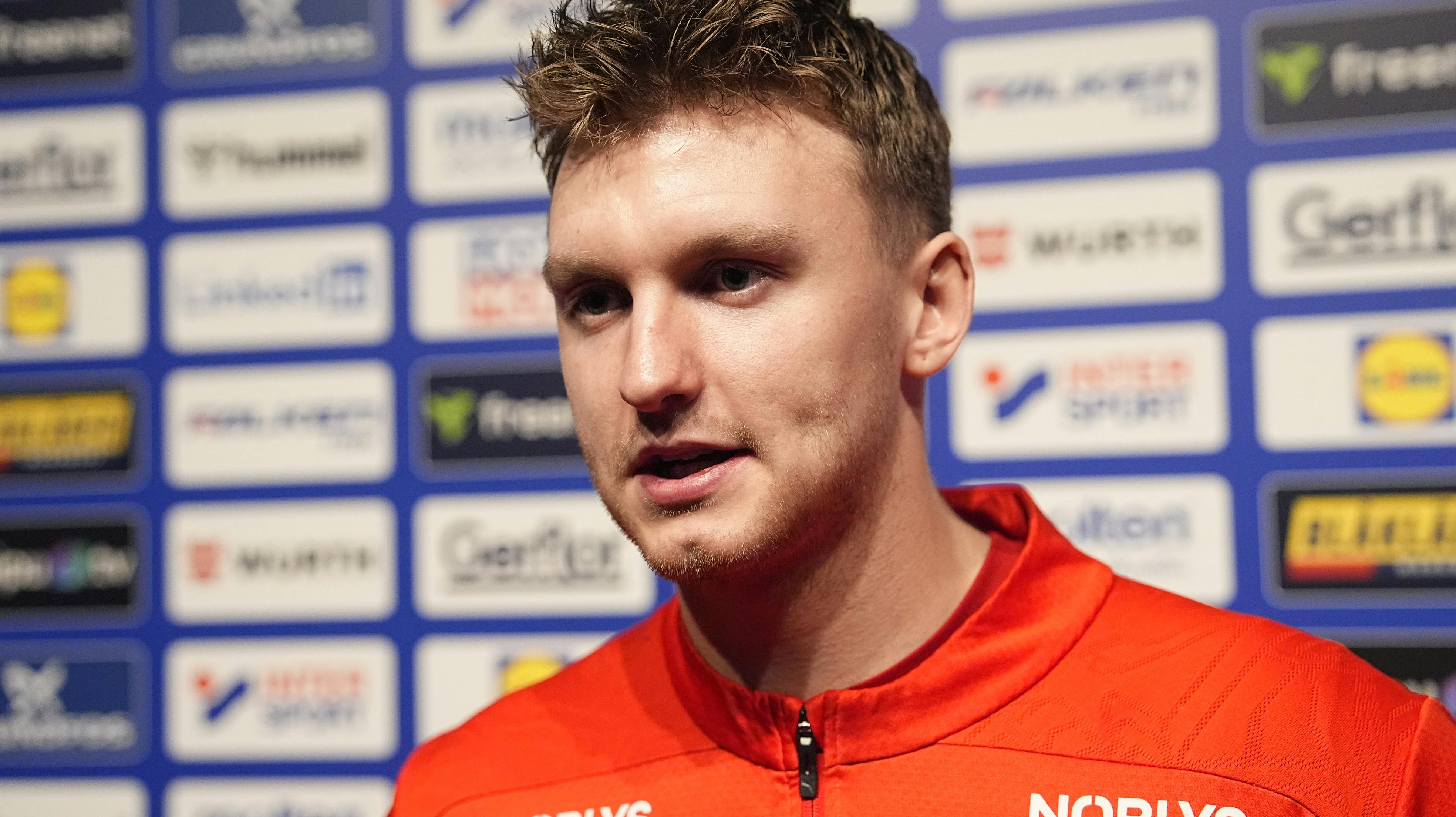 Det er ikke ofte, at man ærgrer sig efter at have scoret i en VM-semifinale. Men det gjorde Emil Madsen alligevel lidt, da han indså, at han satte mål nummer 40 ind - det betyder nemlig øl.