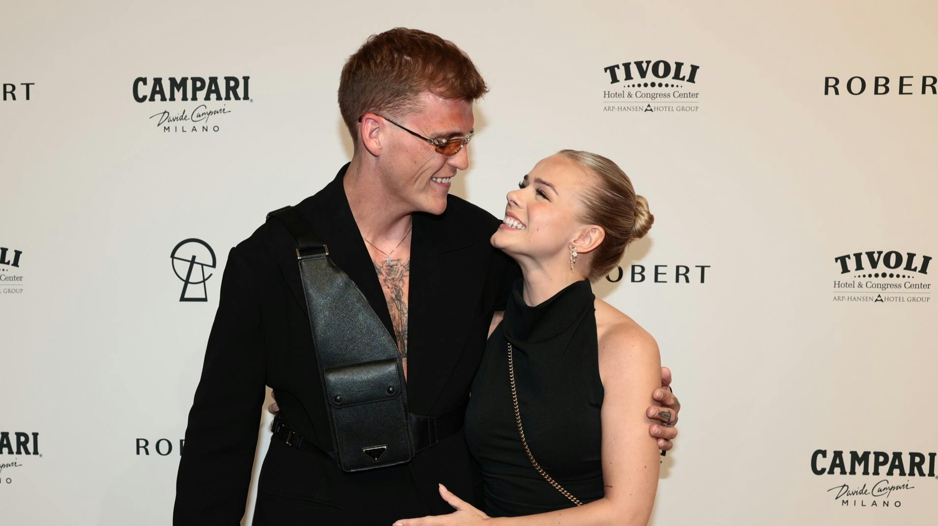 Sebastian Bull og Asta Björk kunne ikke se mere forelskede ud.