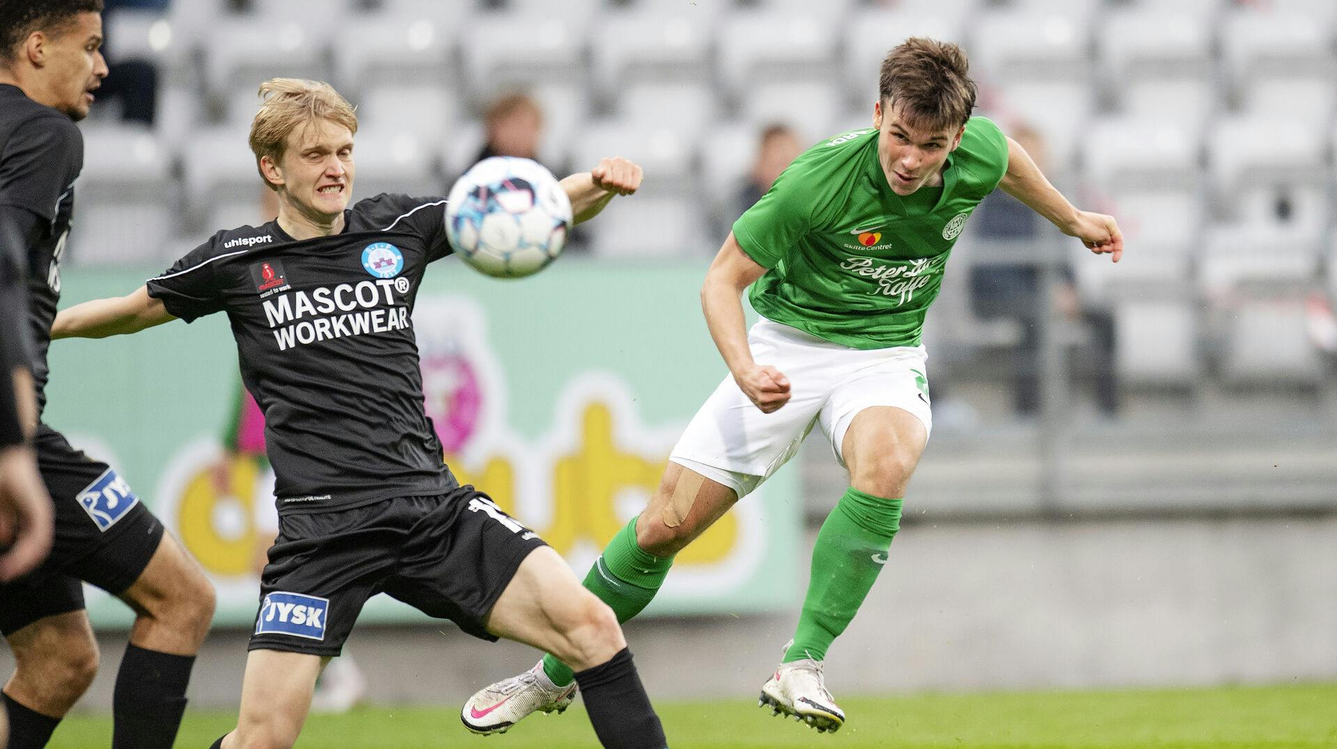Viborg's Sofus Berger overfor Silkeborg's Gustav Dahl i førstedivisionskampen mellem de nykårede superliga-oprykkere Viborg FF og Silkeborg IF i Energi Viborg Arena onsdag den 12. maj 2021.. (Foto: Bo Amstrup/Ritzau Scanpix)