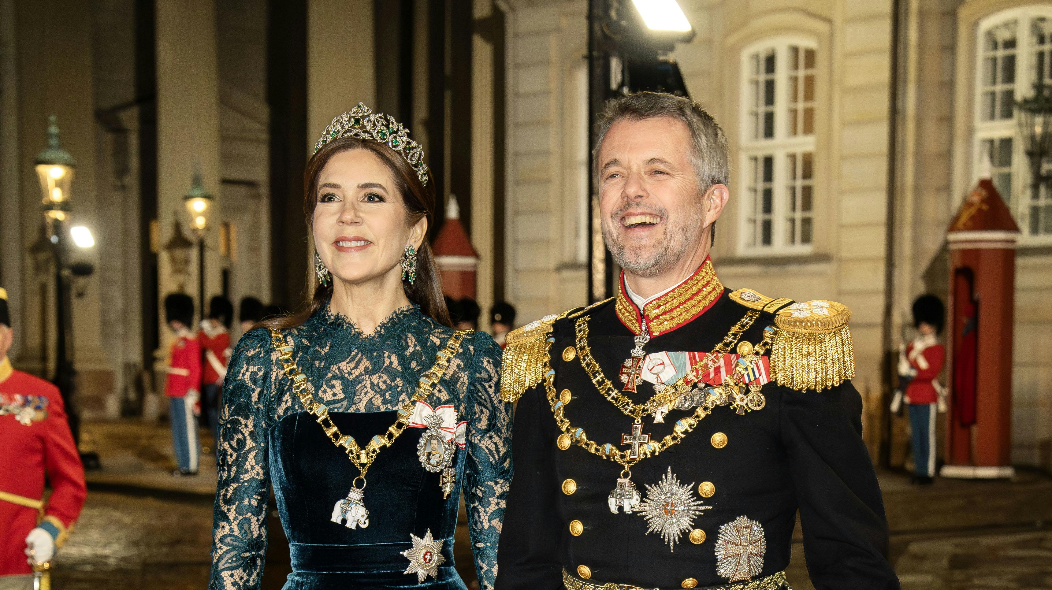 OPGAVE: Kongeparret afholder nytårskur - og taffel. Her ankommer kong Frederik og dronning MarySTED: Amalienborg - Christian VII's PalæJOURNALIST: Marianne Singer og Jan KörnerFOTOGRAF: © Hanne Juul/ Aller Foto & VideoDATO: 20250101