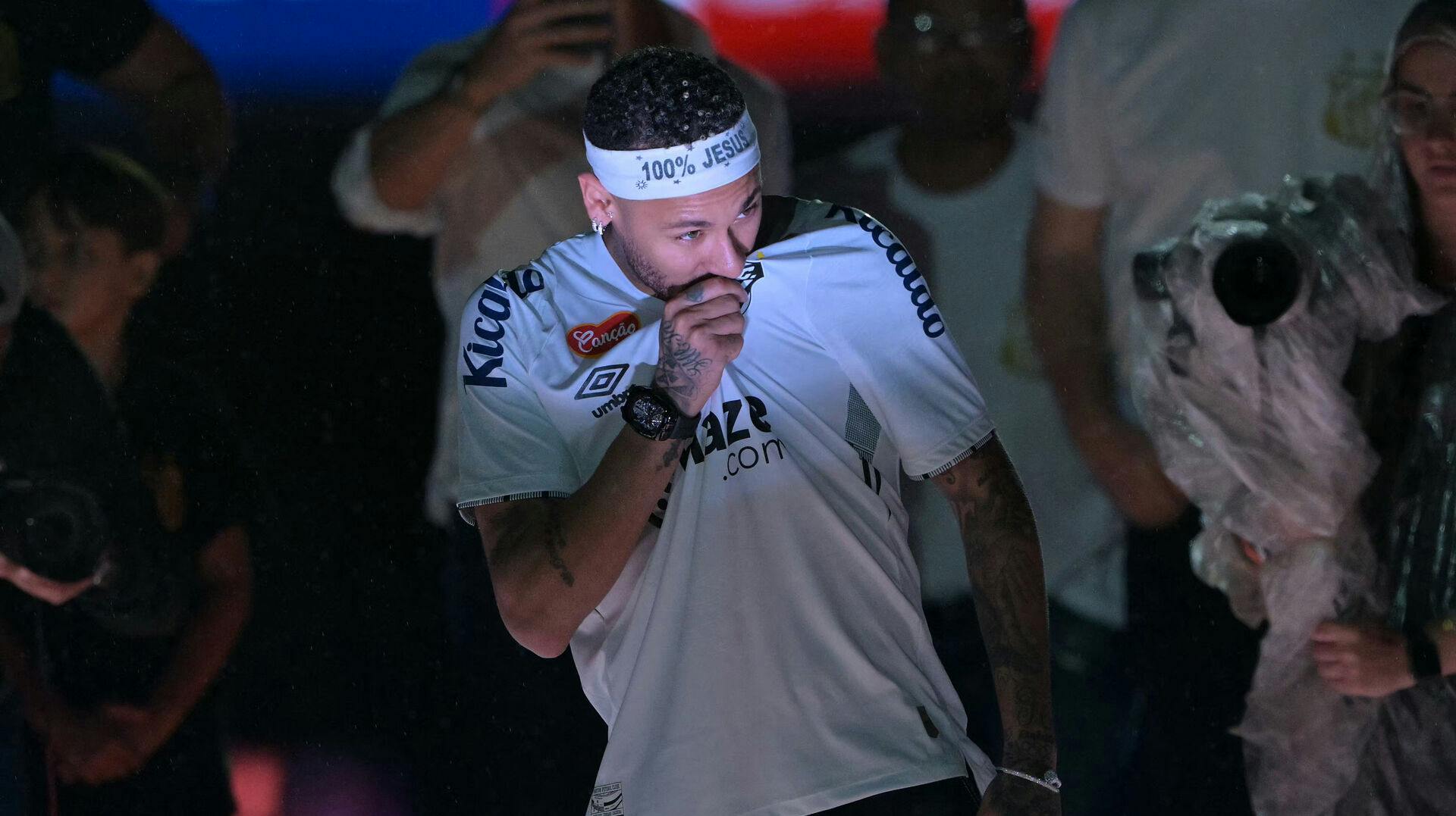 Logoet fik et kys, da Neymar fredag blev præsenteret i den brasilianske klub Santos, hvor han startede sin fodboldkarriere.