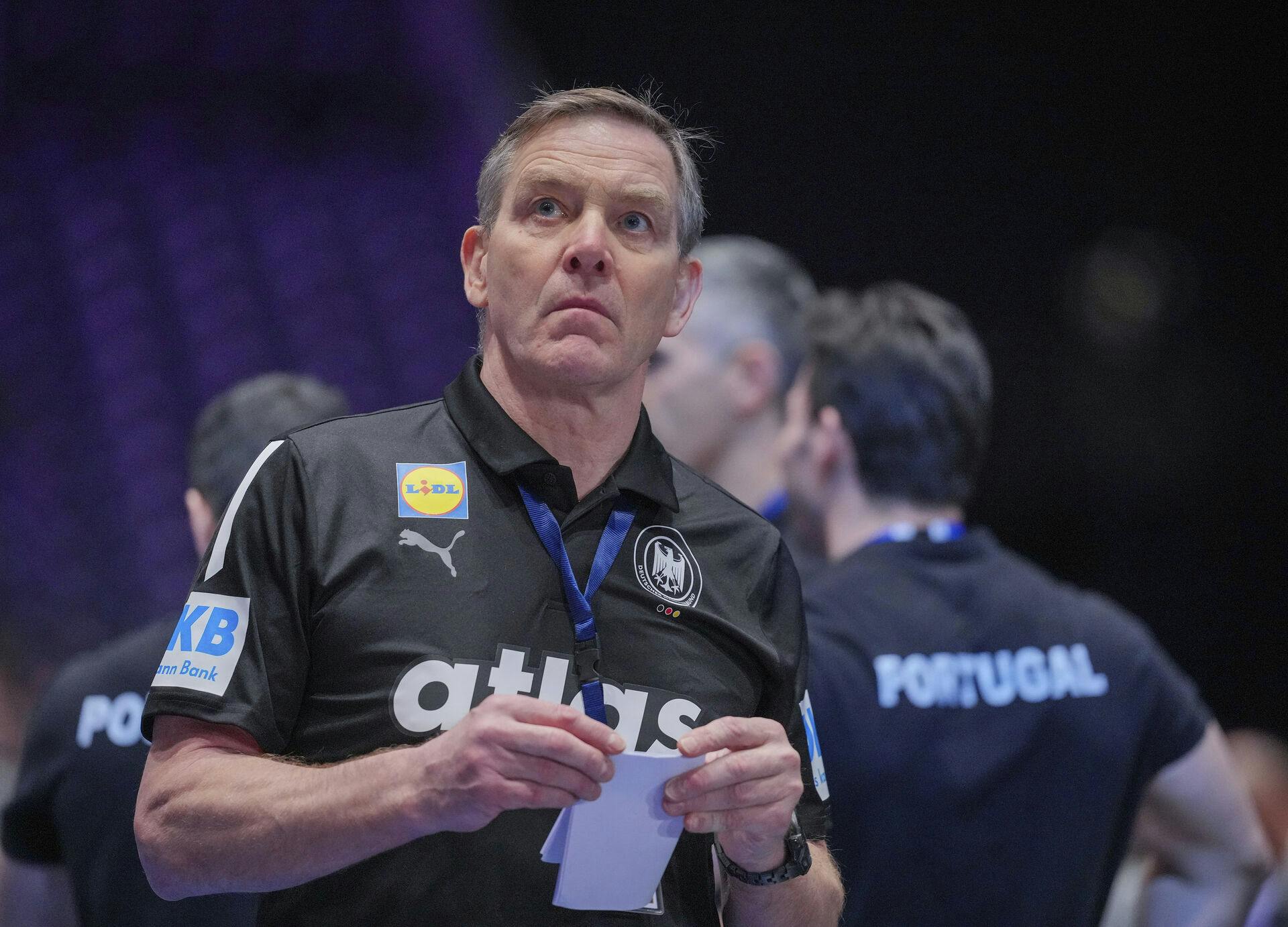 29 January 2025, Norway, Oslo: Handball: World Championship, Portugal - Germany, final round, quarter-finals, Unity Arena, national coach Alfred Gislason folds a piece of paper after the game. Photo by: Soeren Stache/picture-alliance/dpa/AP Images