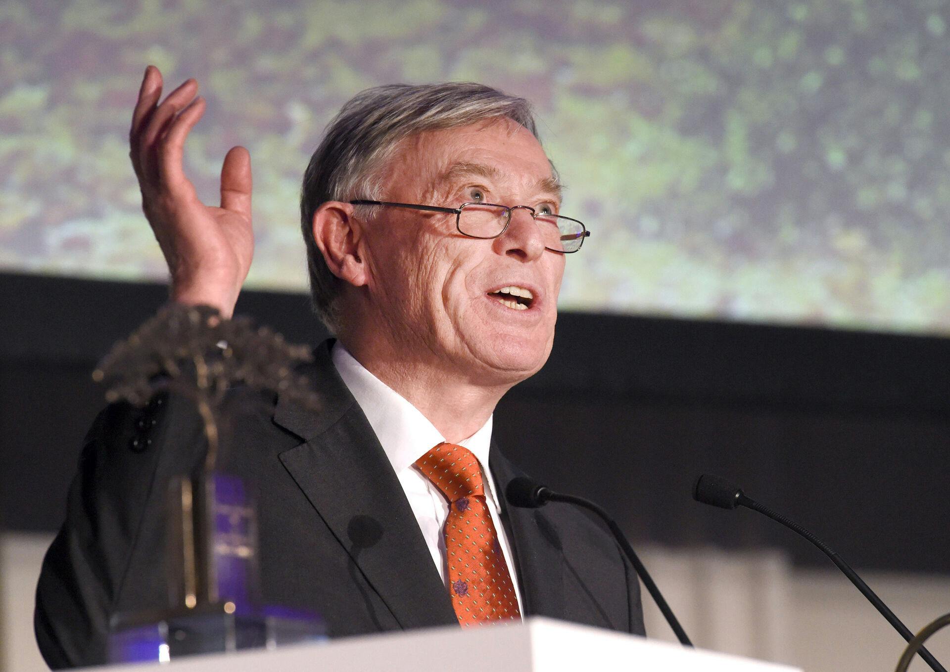 Der Preisträger, der frühere Bundespräsident Horst Köhler, spricht am 12.11.2016 in München (Bayern) nach seiner Auszeichnung mit dem Karlheinz-Böhm-Preis in Form einer Schirmakazie. Die Äthiopienhilfe "Menschen für Menschen" hat zu ihrem 35-jährigen Bestehen erstmals den nach ihrem Gründer benannten Karlheinz-Böhm-Preis verliehen und will von nun an alle zwei Jahre eine Person ehren, die sich besonders für Afrika engagiert hat. Photo by: Felix Hörhager/picture-alliance/dpa/AP Images