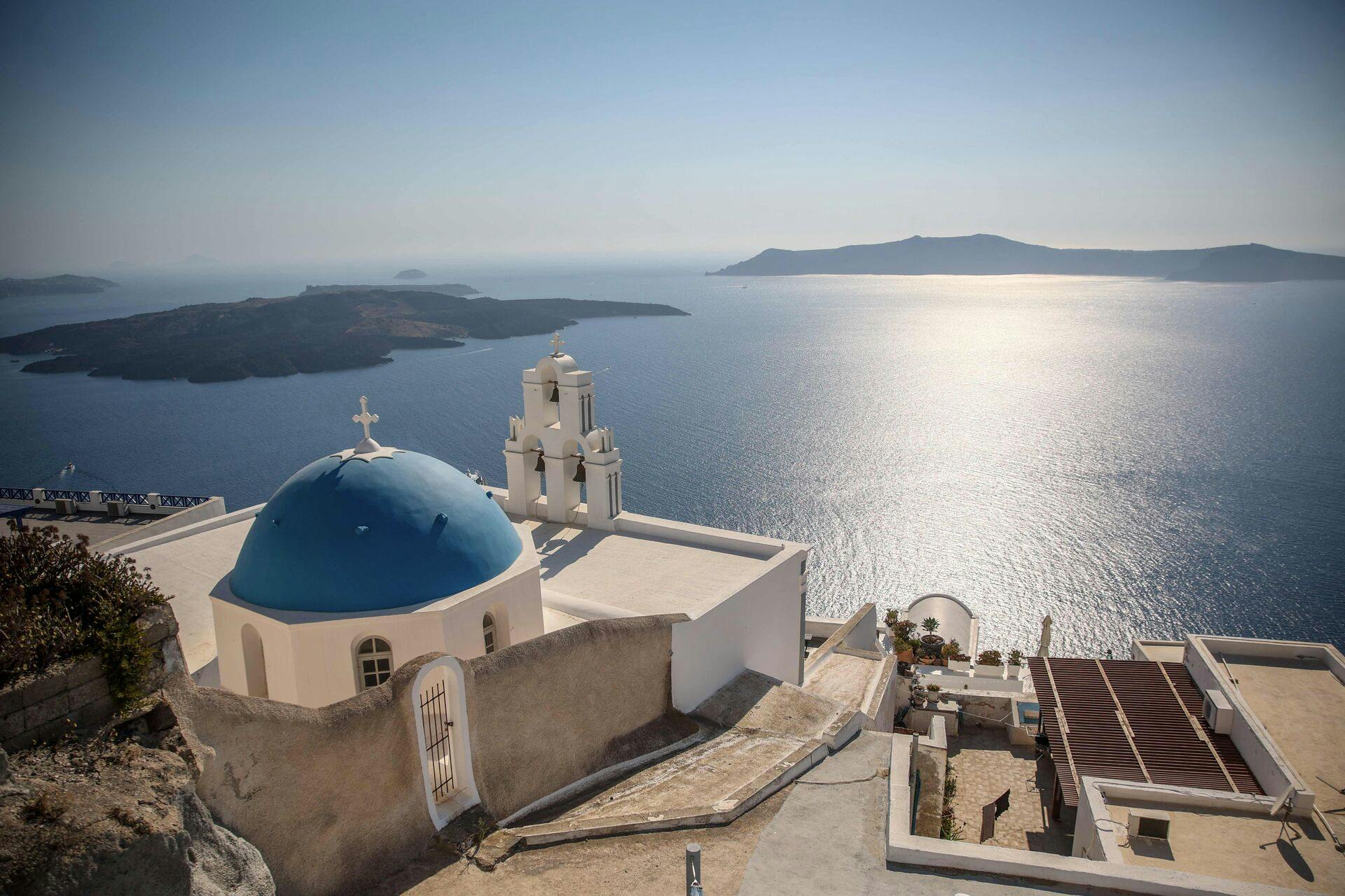 En stribe mindre jordskælv har ramt ved den græske ferieø Santorini.