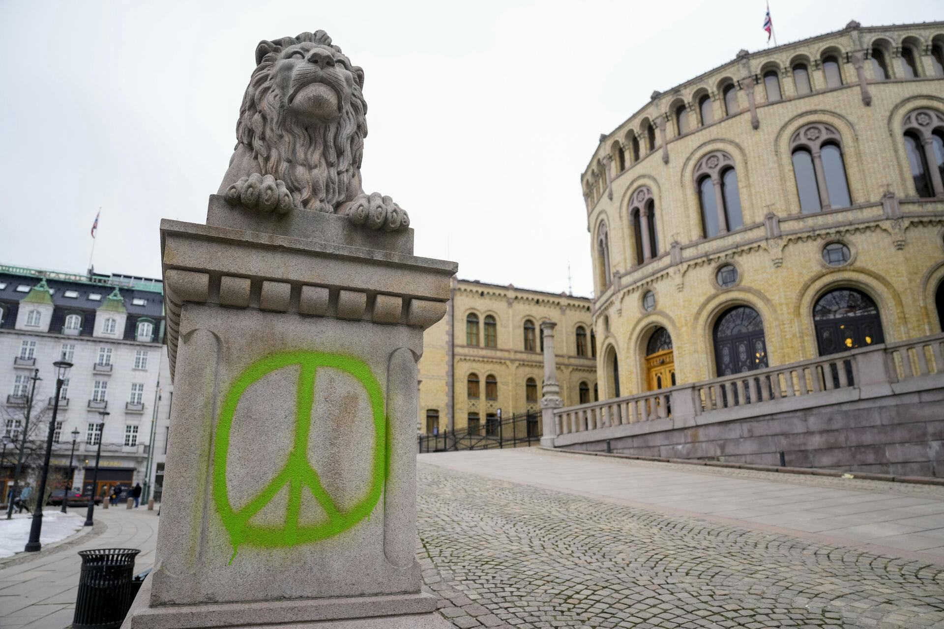 Norges kongeslot og parlament har været udsat for hærværk.