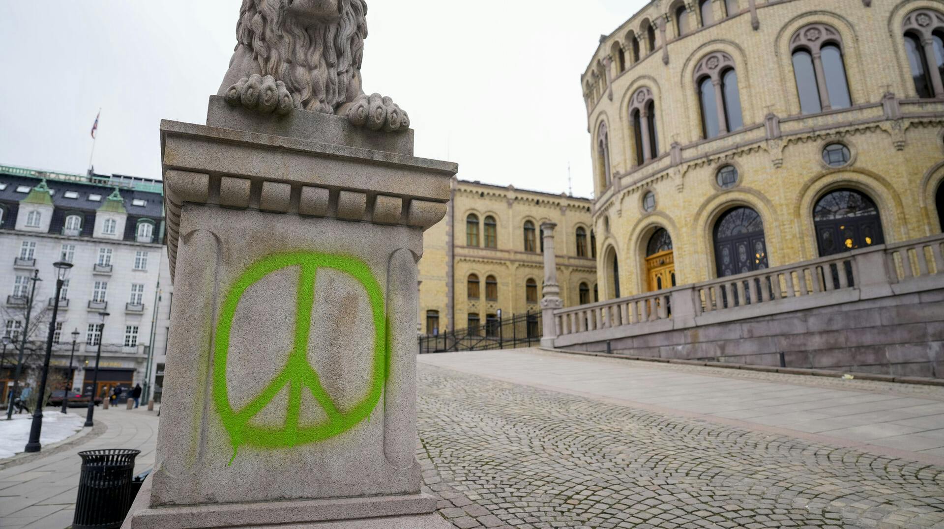 Norges kongeslot og parlament har været udsat for hærværk.