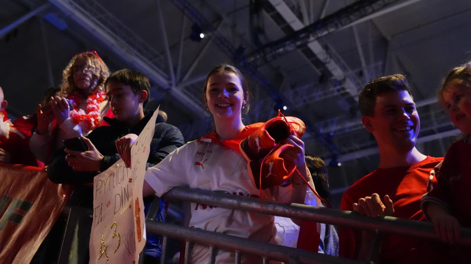 Den glade håndboldfan poserer med Gidsel-skoene.