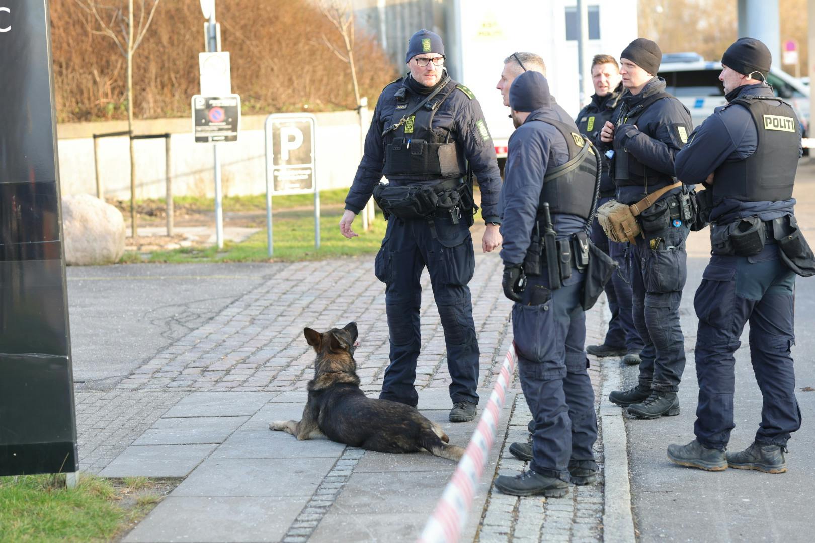 Politiet er massivt til stede på adressen.