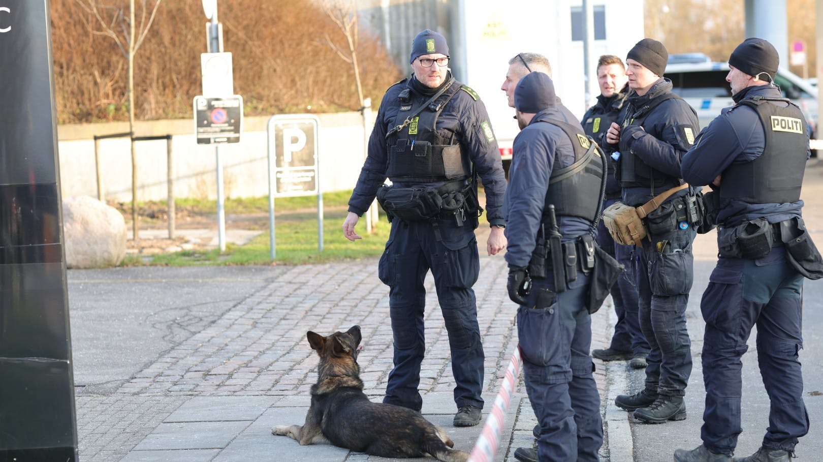 Politiet er massivt til stede på adressen.