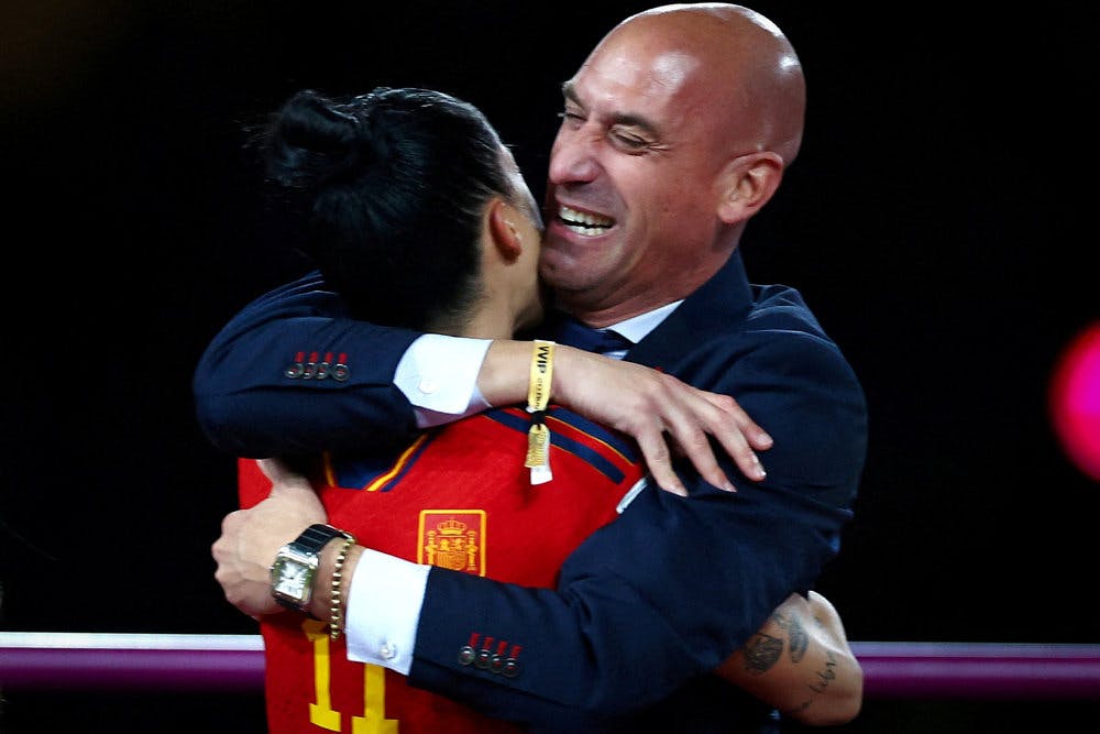 Luis Rubiales og Jennifer Hermoso på medaljepodiet efter Spaniens VM-triumf i 2023. (Arkivfoto)