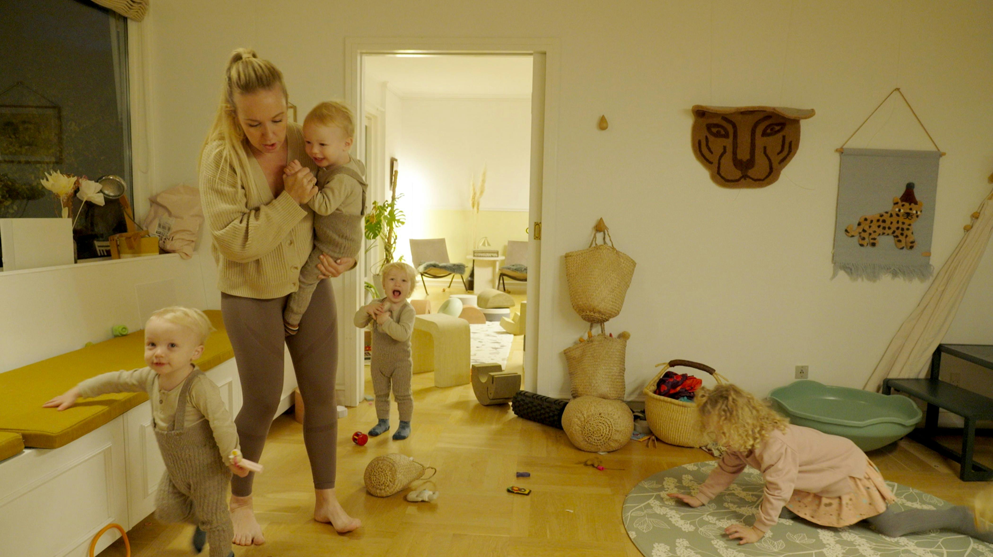 Michella forklarer i "Tillykke, I skal have trillinger"-programmet, at hun vil fortsætte med at amme sine 2-årige trillingedrenge, til de selv siger fra. 