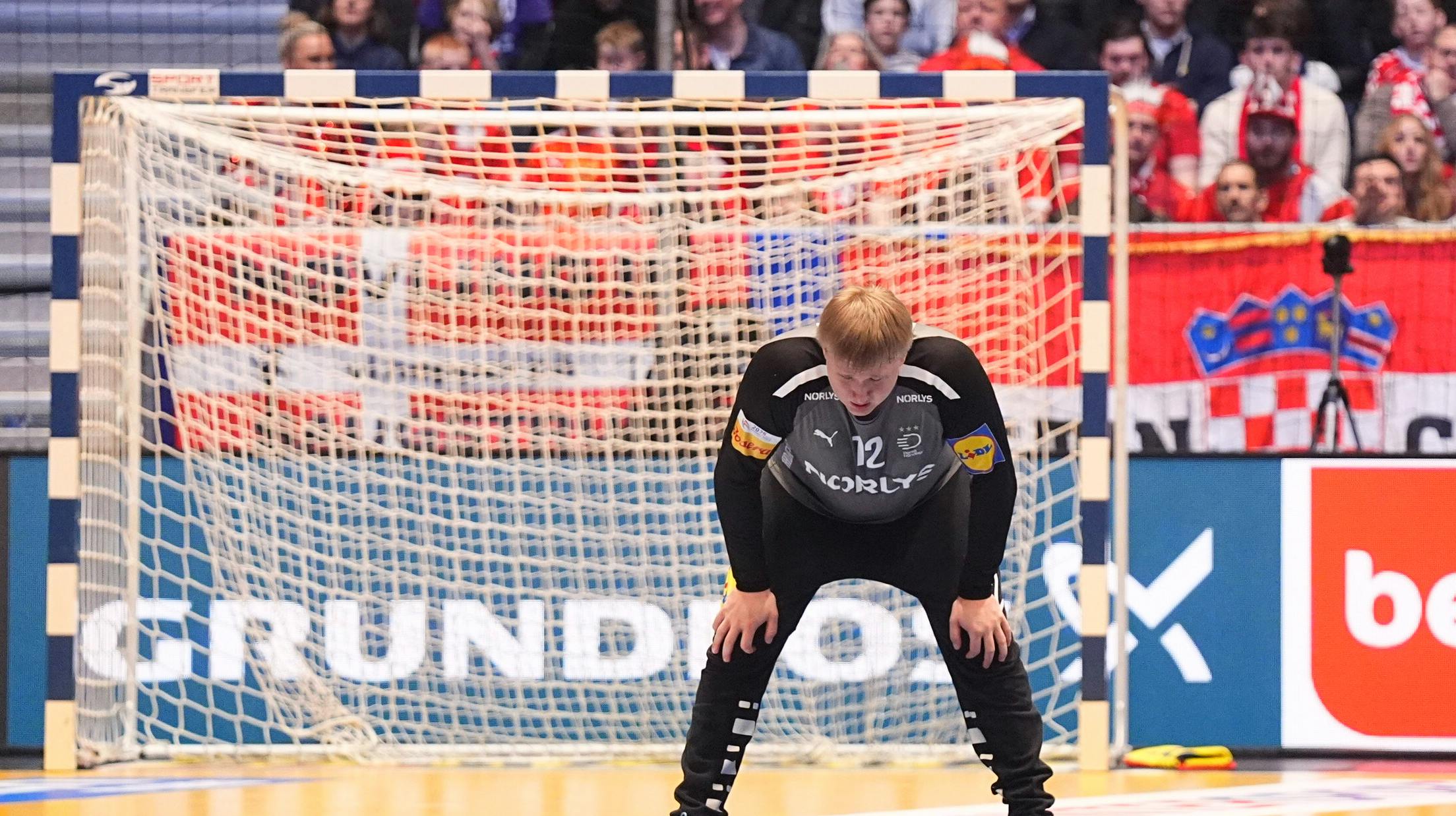 Emil Nielsen var en presset mand under kampen. 