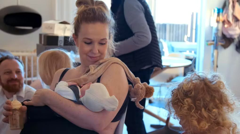 Michella og Mark fra DR-programmet ”Tillykke, I skal have trillinger” måtte igennem en lang og følelsesladet rejse for at blive forældre. Her ses Michella, mens parrets trillinger var helt små. 