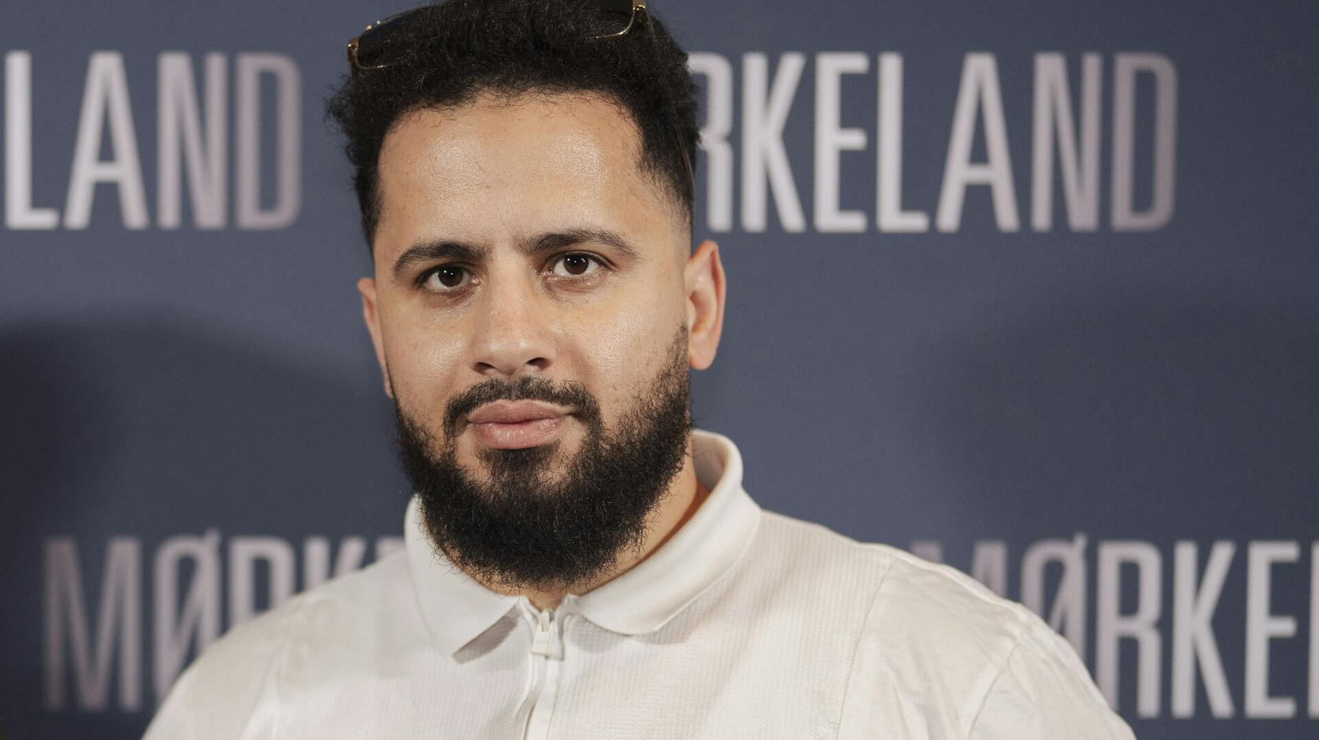 Ahmed Samsam har i flere år været i krig med de danske myndigheder, fordi han føler sig svigtet af efterretningstjenesten, som han angiveligt arbejdede for - og siden blev fængslet i Spanien for at have terrorforbindelser. Han nægter sig skyldig i alt.