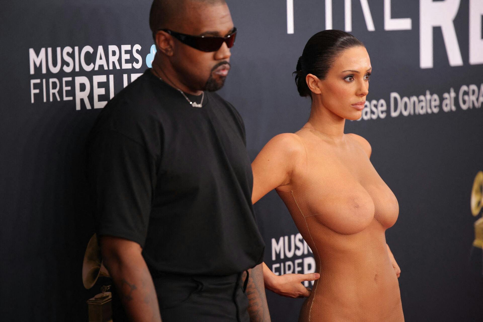 Kanye West og Bianca Censori rendte med al opmærksomheden på den røde løber forud for Grammy-uddelingen i søndags.