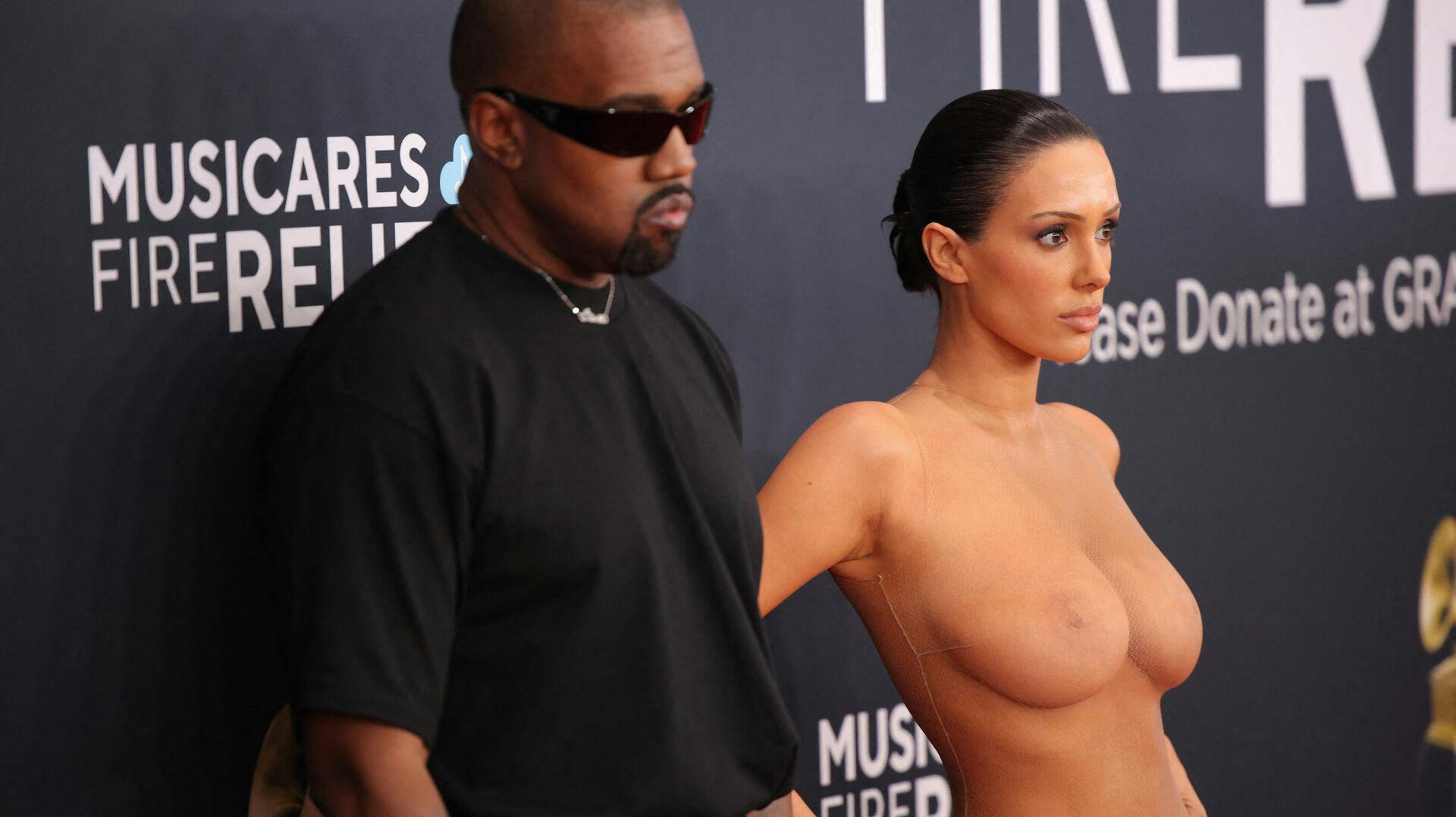 Kanye West og Bianca Censori rendte med al opmærksomheden på den røde løber forud for Grammy-uddelingen i søndags.