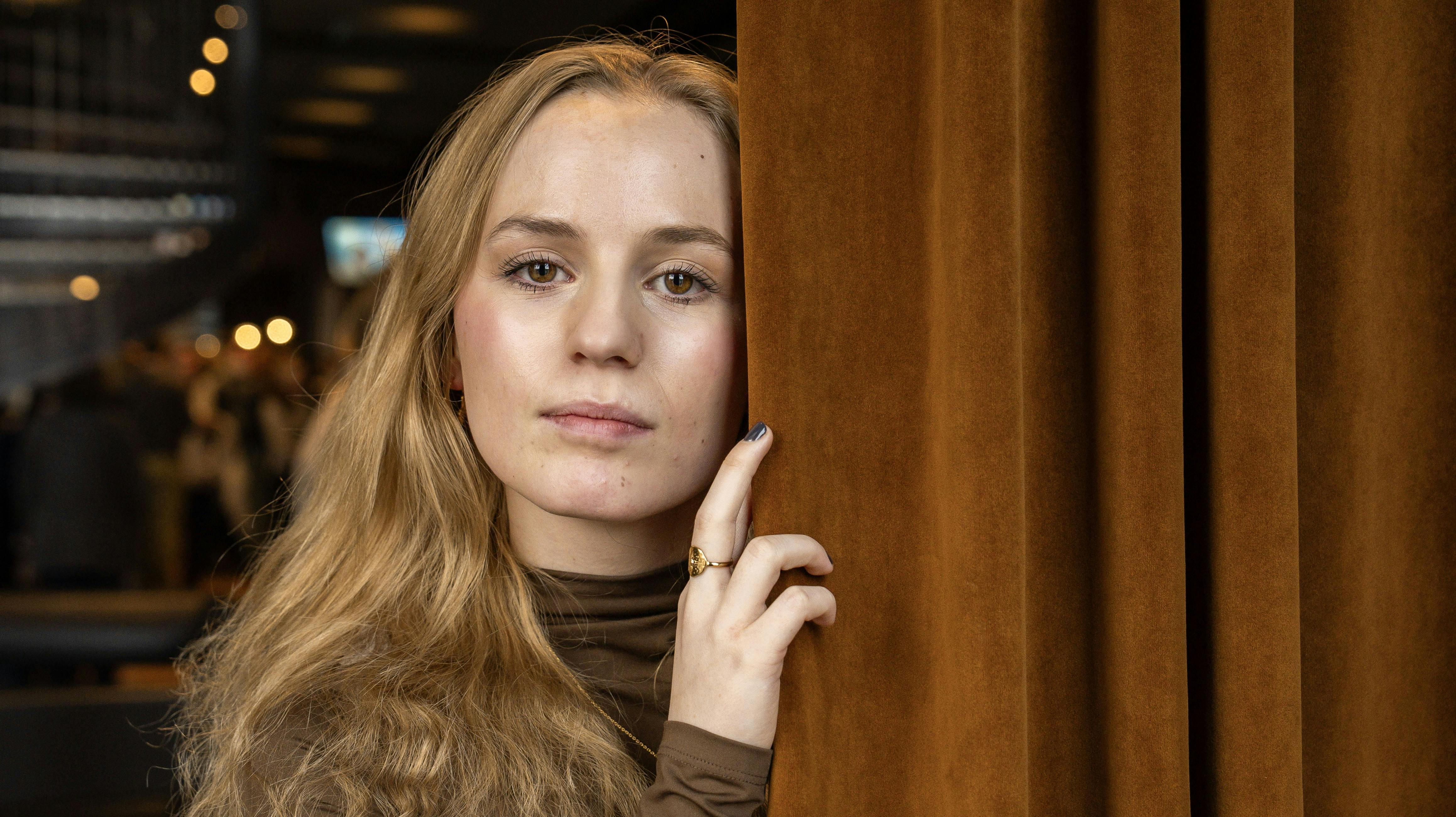 Flora Ofelia Hoffmann Lindahl er med i "Ternet Ninja 3". Hun lægger nemlig stemme til den nye pige i klassen, Emily, som bliver gode venner med Aske.