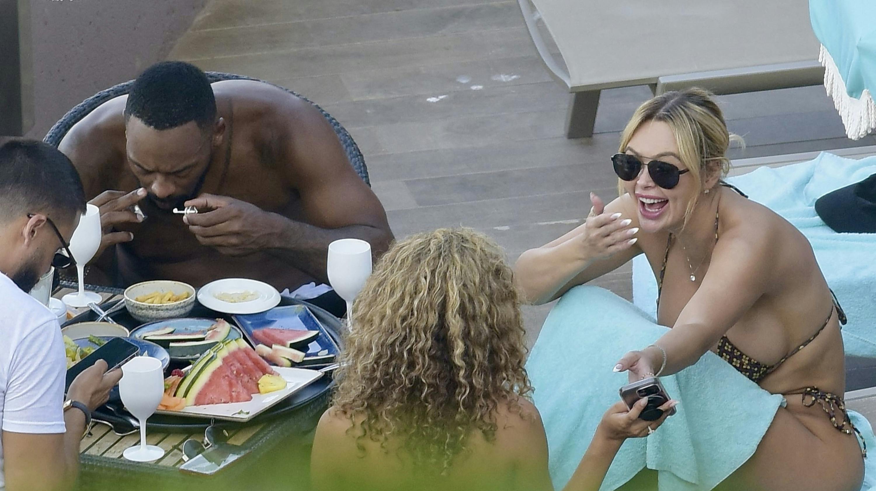 Her ses Marcus Jordan med næsen dybt begravet i noget, der vist ikke er helt lovligt. Nu er han anholdt for at køre beruset og med kokain i bilen.