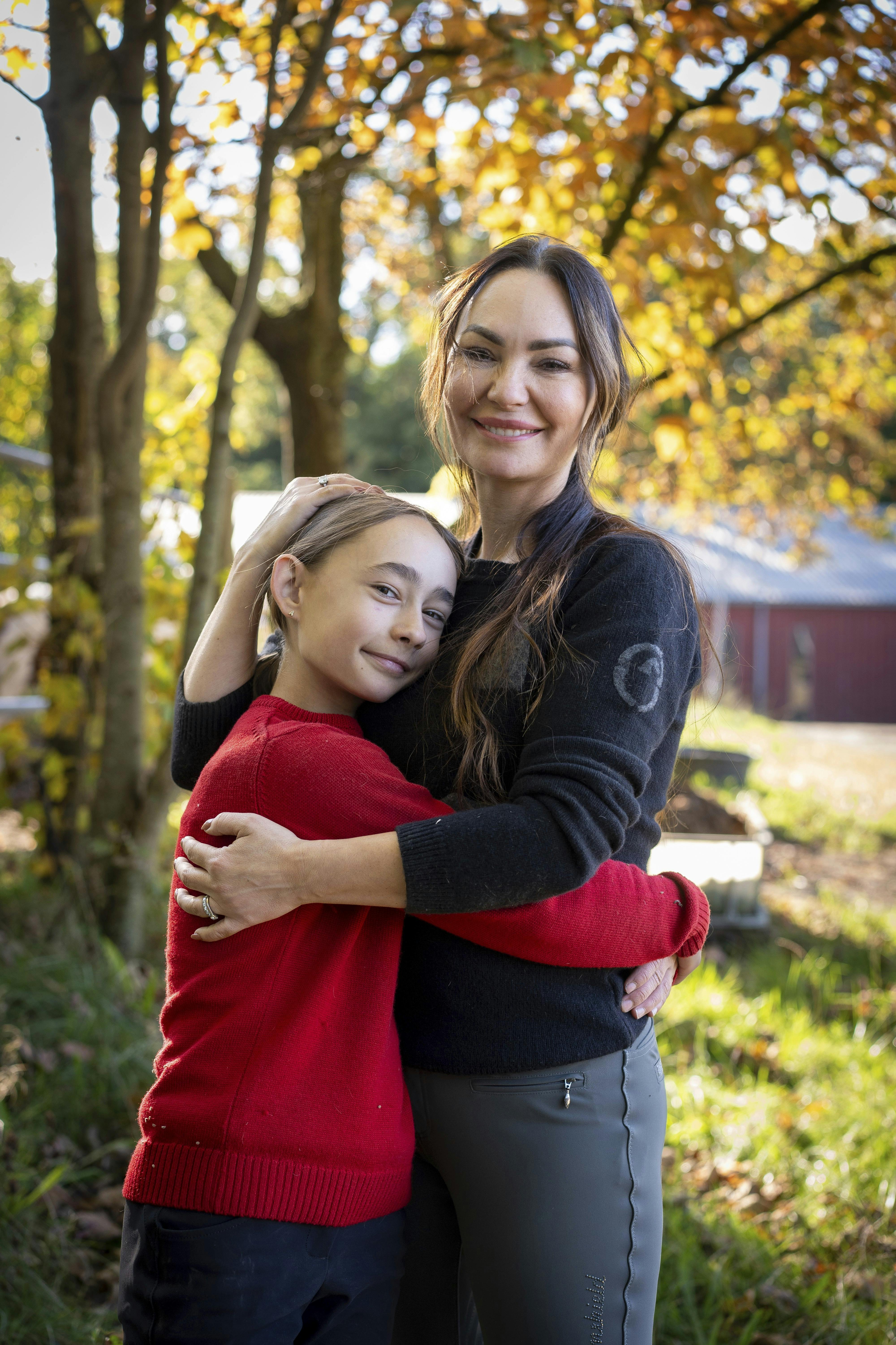 Mascha Vang og datteren Hollie Nolia sammen med deres heste.Dato: 15.10.2024Sted: KolingJournalist: Alexander Borch NielsenFoto: Copyright : Martin Høien/Aller Media Danmark