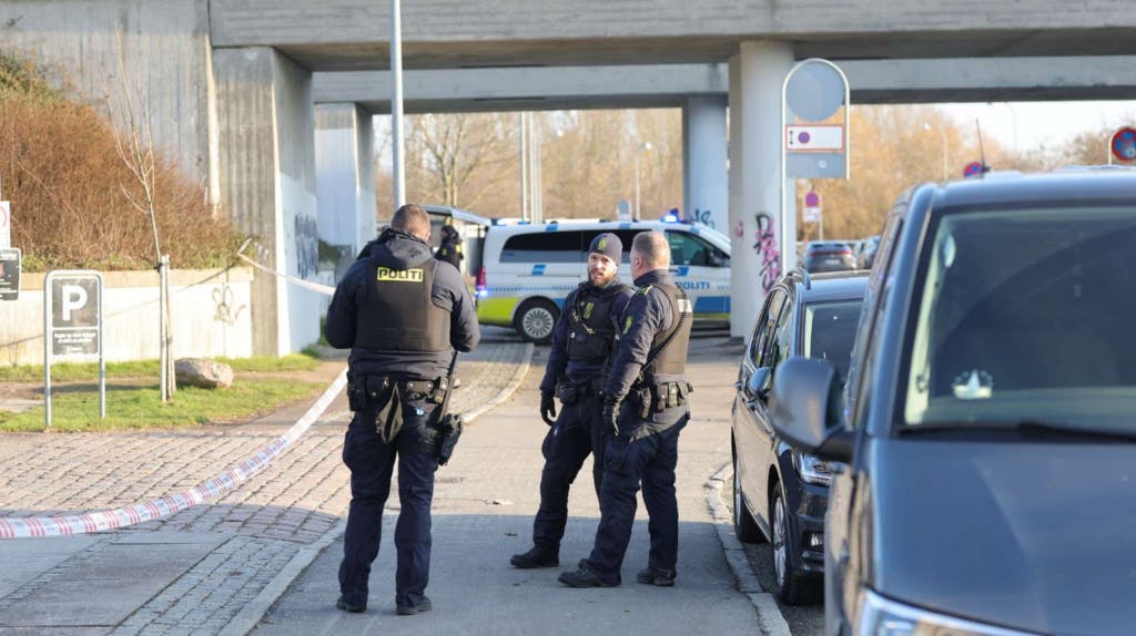 Politiet var til stede mandag efter, at en 30-årig mand blev overfaldet og stukket ned på uddannelsen i Hvidovre. Nu kræves en ung mand fængslet.