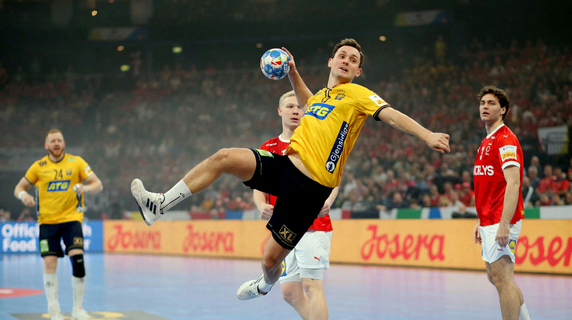 Handball - EHF 2024 Men's European Handball Championship - Main Round - Denmark v Sweden - Barclays Arena, Hamburg, Germany - January 19, 2024 Sweden's Hampus Wanne in action REUTERS/Cathrin Mueller