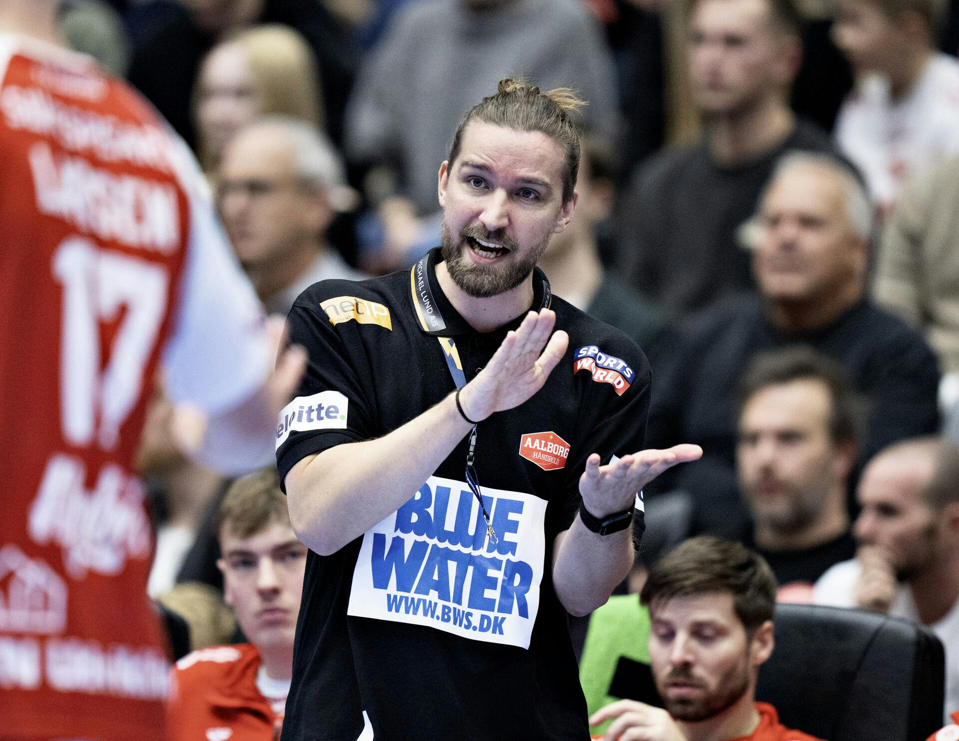 Aalborg Håndbolds træner Simon Dahl i EHF Champions League herrehåndboldkampen mellem Aalborg Håndbold og Kolstad Håndbold i Sparekassen Danmark Arena Aalborg, onsdag den 20. november 2024.. (Foto: Henning Bagger/Ritzau Scanpix)