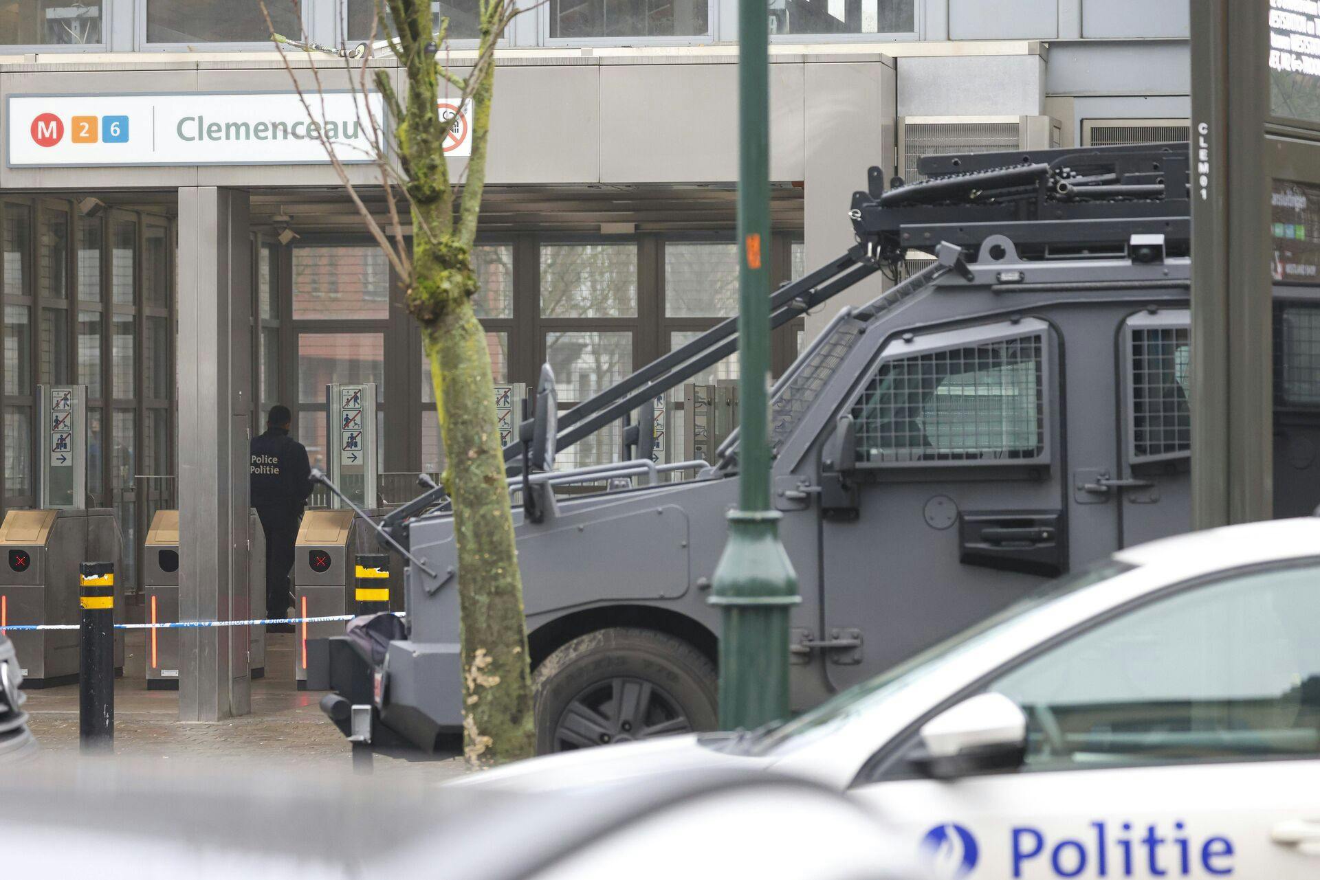 Der er affyret skud med Kalashnikov-rifler i Bruxelles i Belgien. Ifølge belgiske medier er en massiv menneskejagt gået igang efter to maskerede mænd.