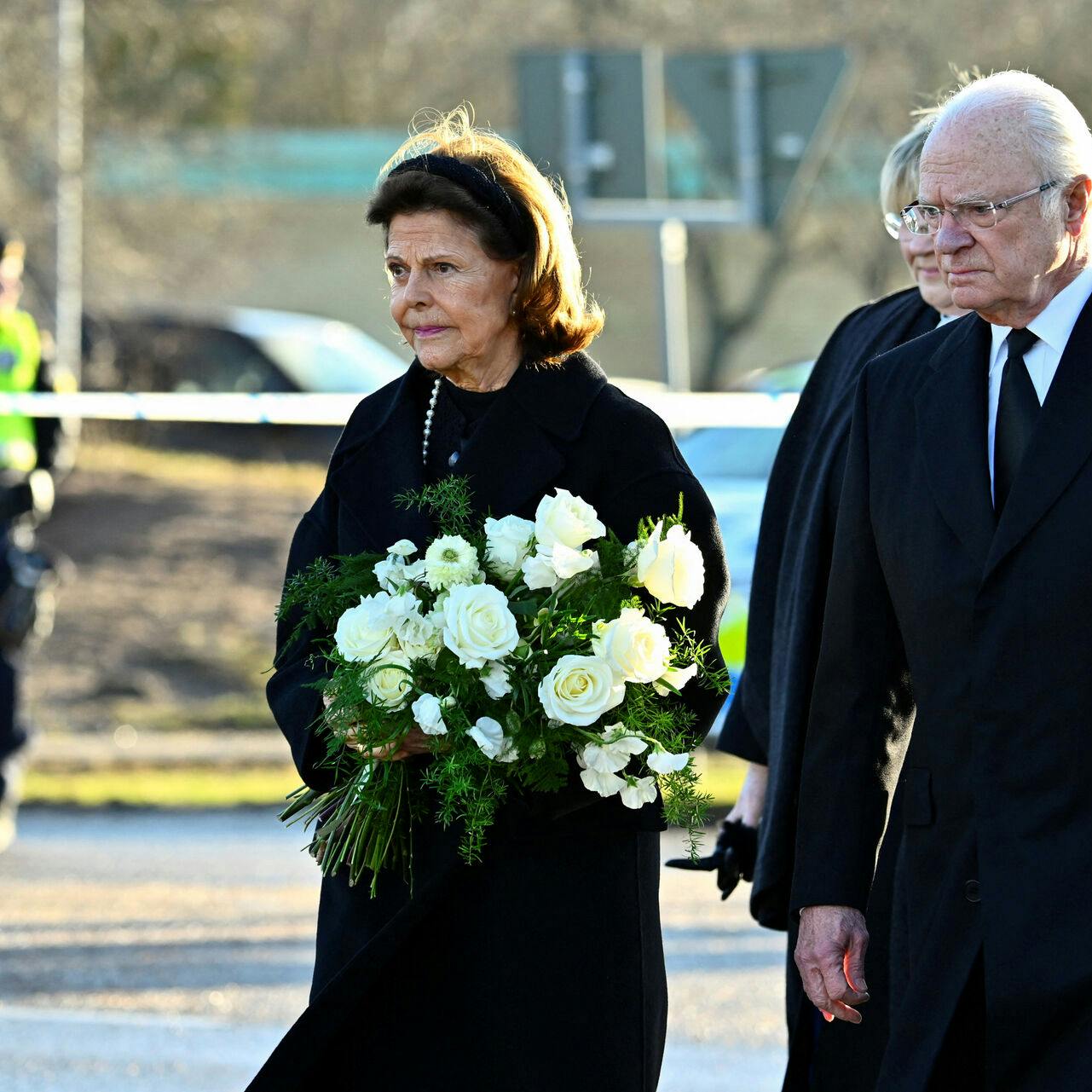 Det svenske kongepar besøger onsdag gerningsstedet dagen efter, at et skoleskyderi fandt sted i den svenske by Örebro. 11 personer blev dræbt.