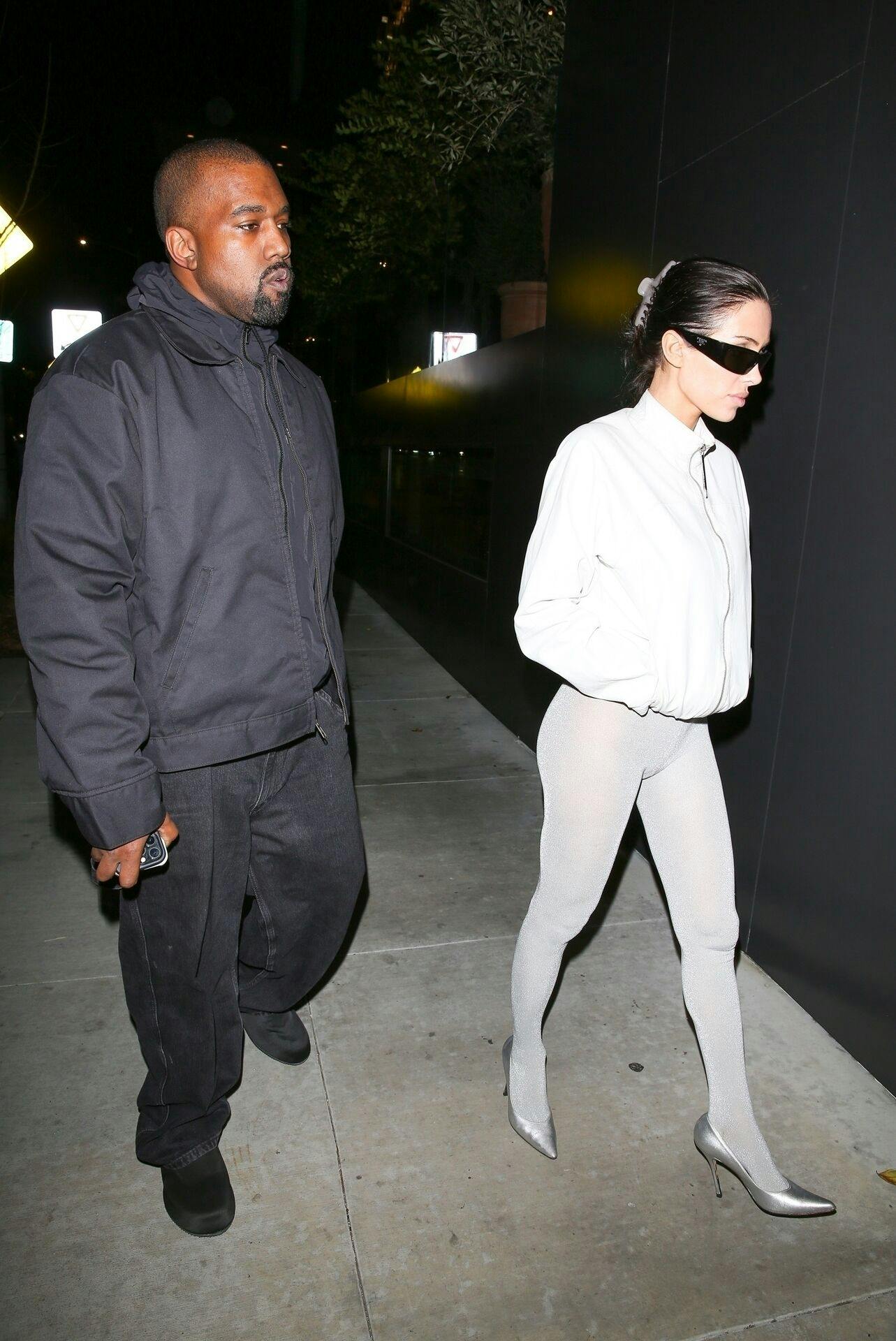 Kanye West og Bianca Censori stoppede trafikken, da de ankom til Stella i West Hollywood.