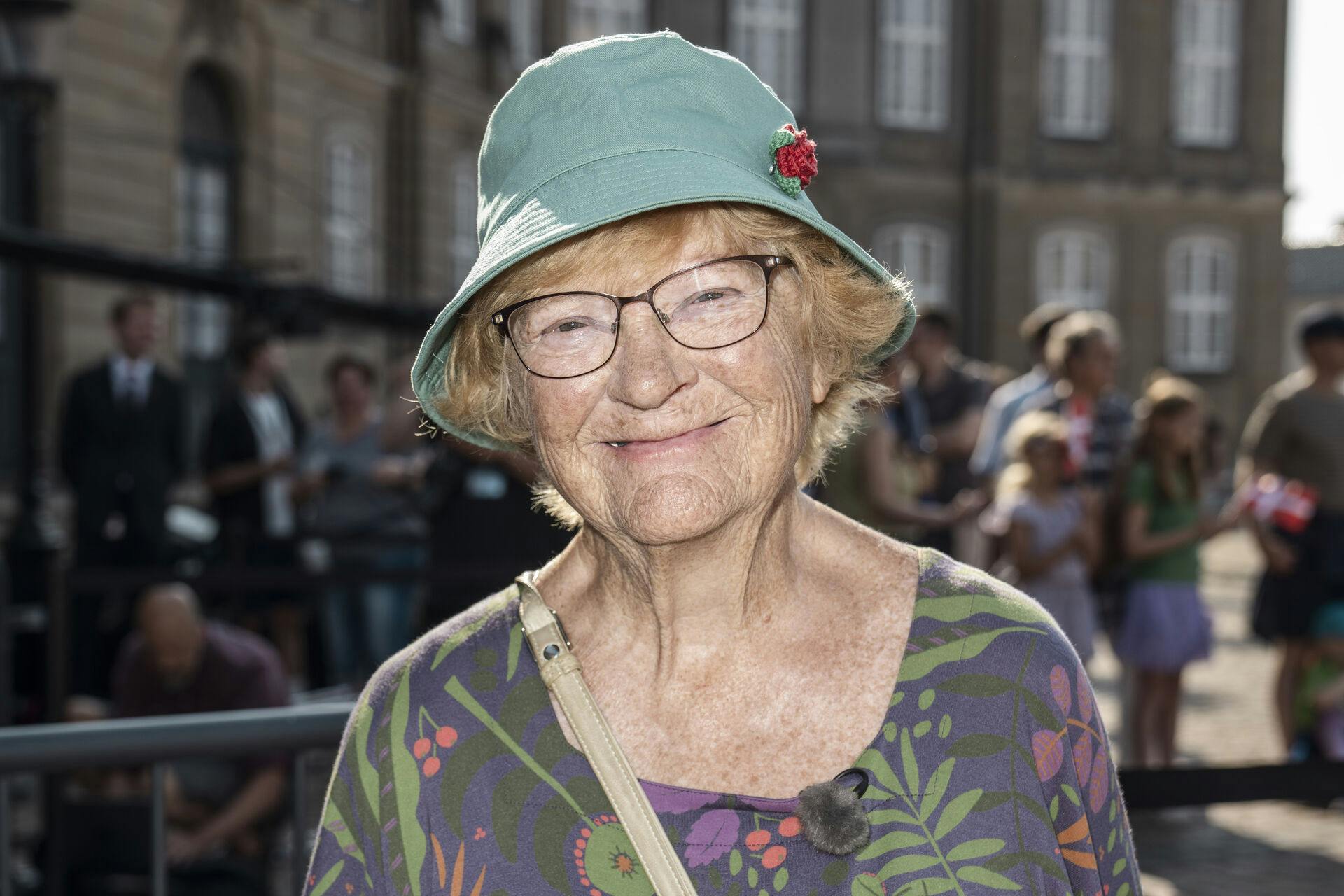 Her ses Pia Andersen, der var Sophie Hæstorp Andersens mor, foran Frederik VIII's Palæ på Amalienborg Slot i august sidste år, da Sophie blev minister.