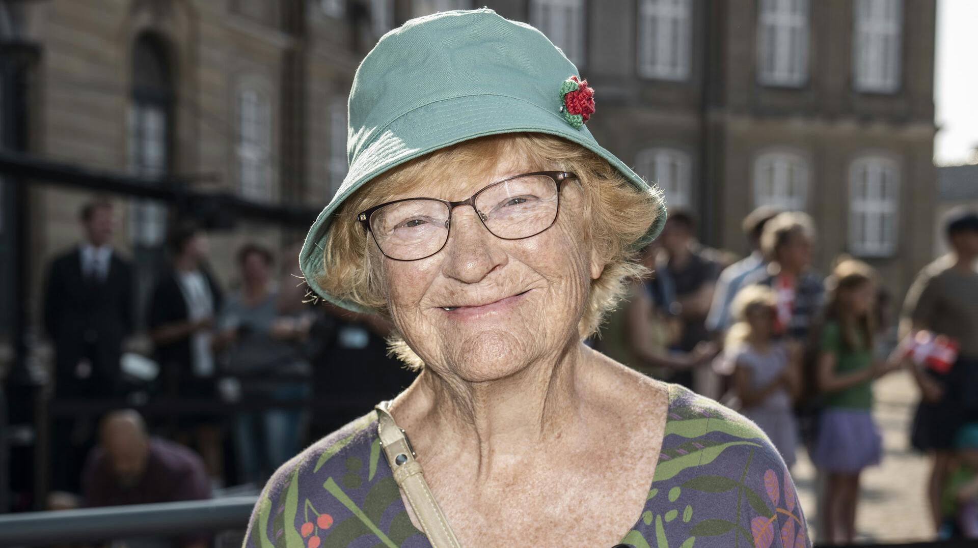 Her ses Pia Andersen, der var Sophie Hæstorp Andersens mor, foran Frederik VIII's Palæ på Amalienborg Slot i august sidste år, da Sophie blev minister.