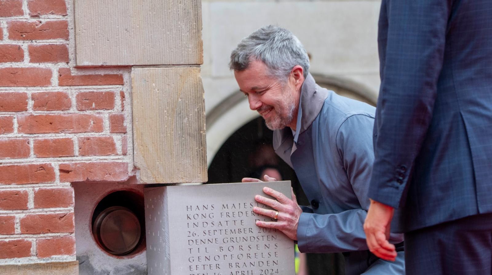 Kong Frederik har lagt grundstenen til det, som bliver den genopførte bygning.