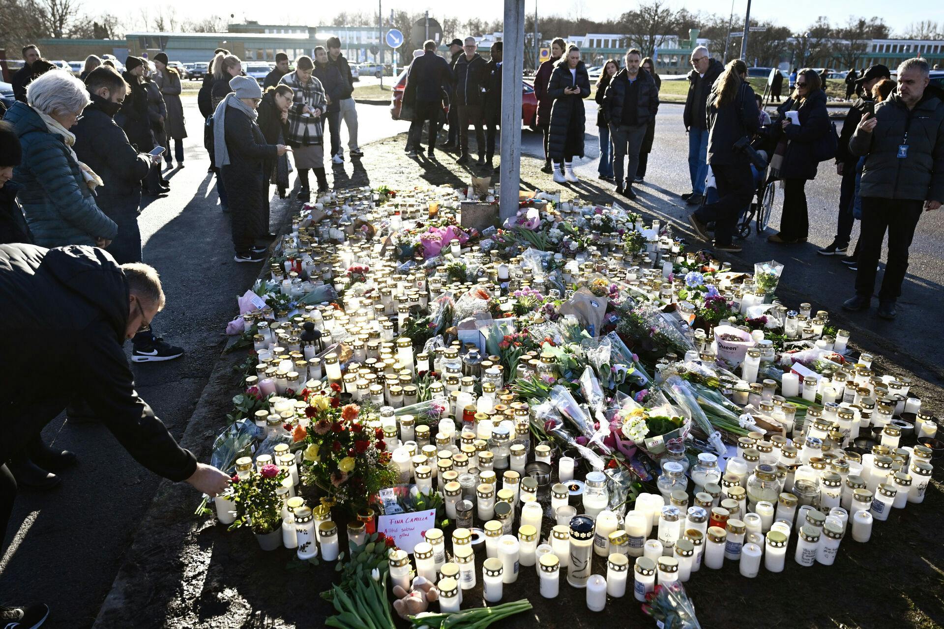 Svensk politi regner med, at de fredag kan identificere alle dræbte, inklusiv gerningsmanden, fra skoleskyderiet i Örebro.